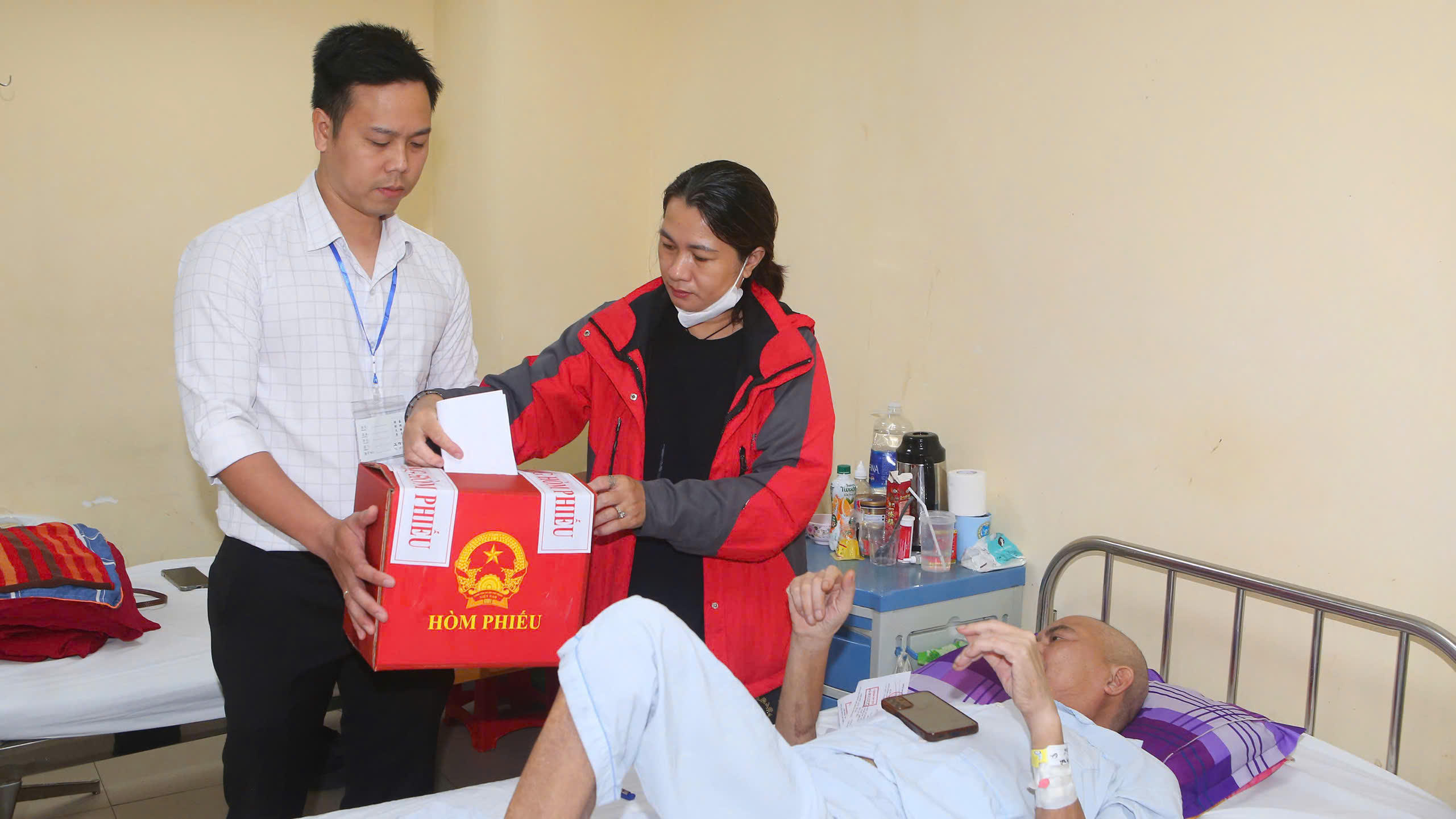 Hỗ trợ bệnh nhân bỏ phiếu tại giường bệnh. Ảnh B.T.
