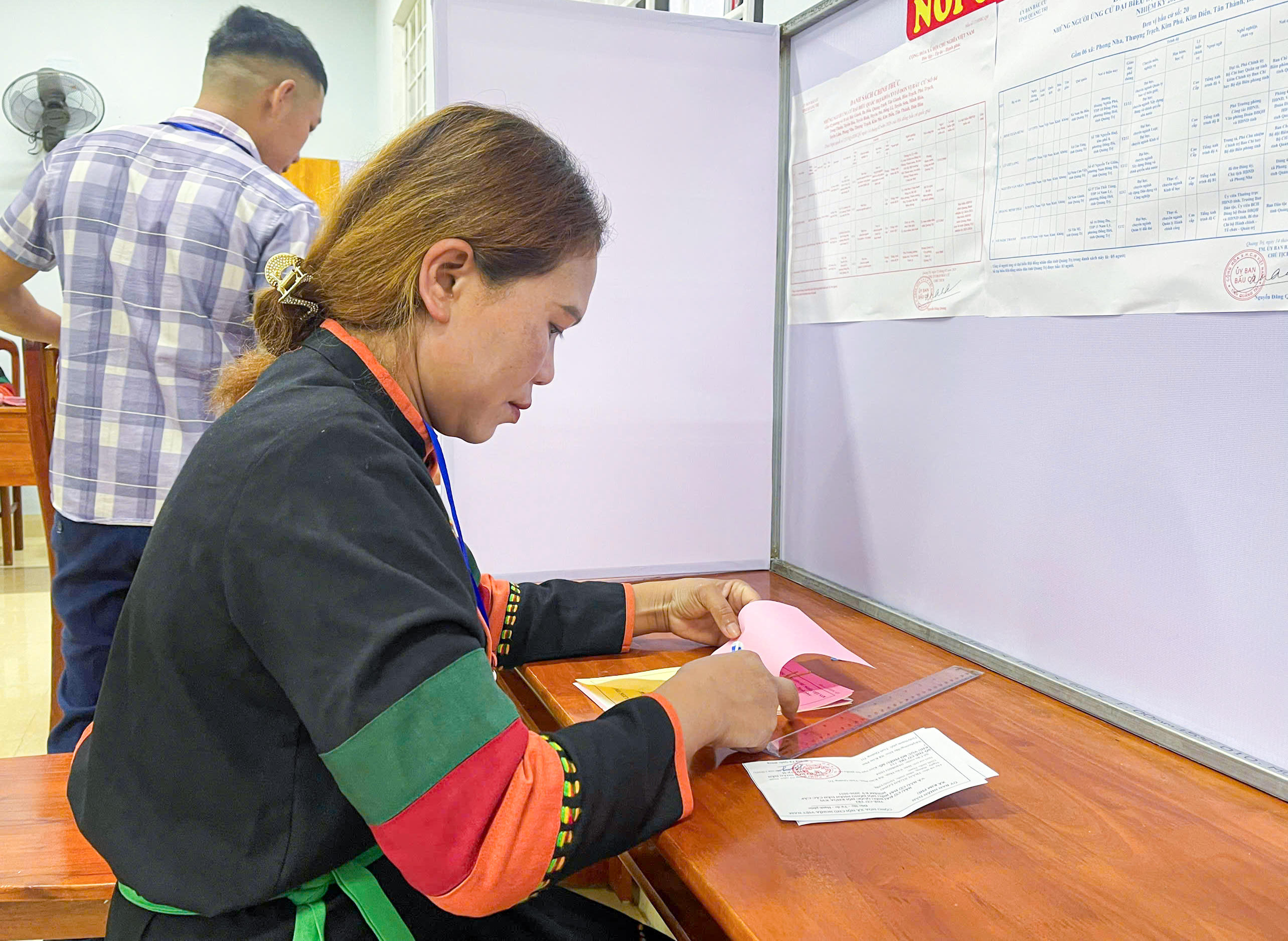 Từng tốp bà con người Chứt, người Kinh từ các bản Ón, Yên Hợp, Mò O Ồ Ồ tay cầm thẻ cử tri, rộn ràng đến điểm bỏ phiếu.