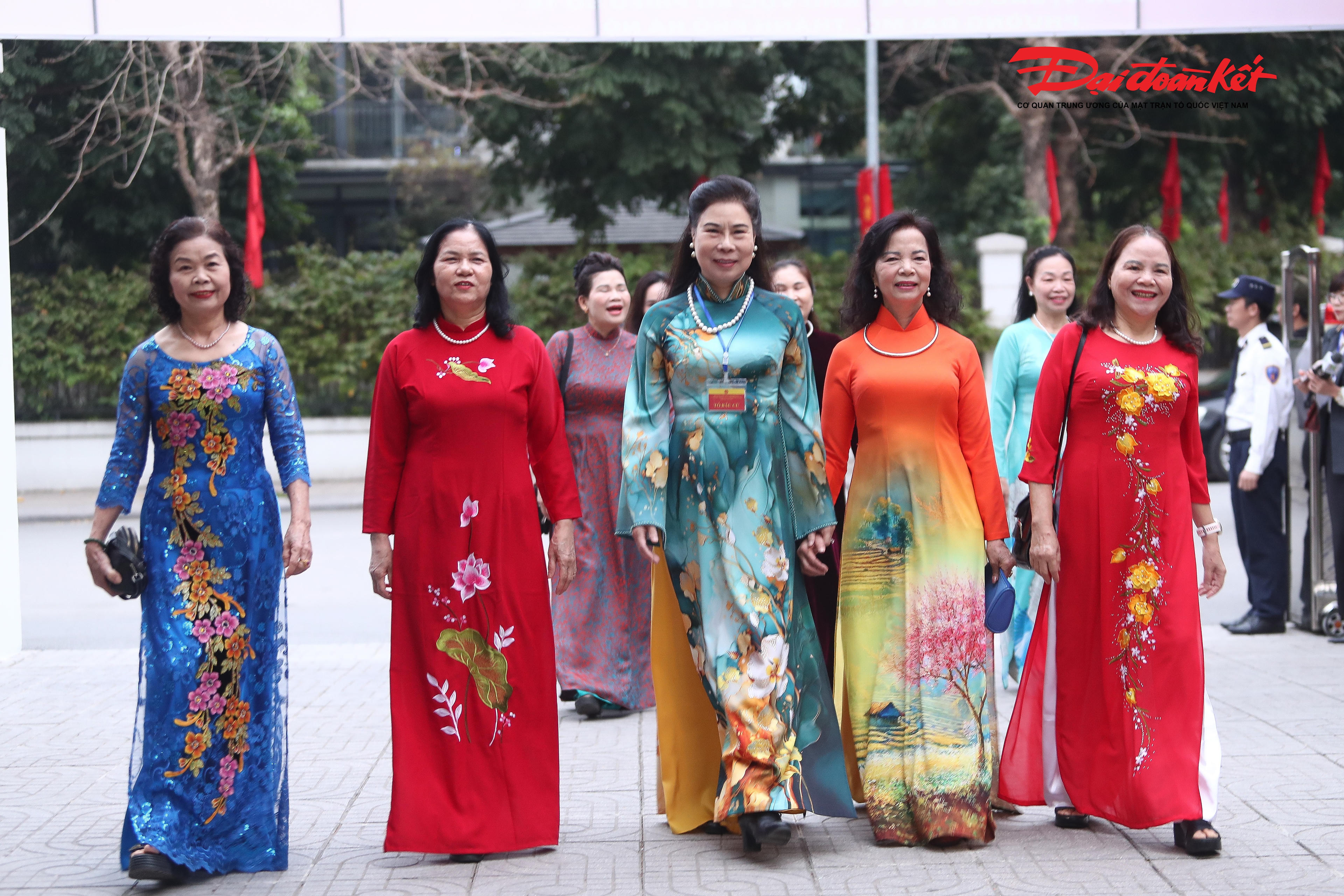 Cử tri phường Đại Mỗ (Hà Nội) có mặt từ sớm tại Tổ bầu cử số 16 để thực hiện quyền và nghĩa vụ công dân trong ngày bầu cử.