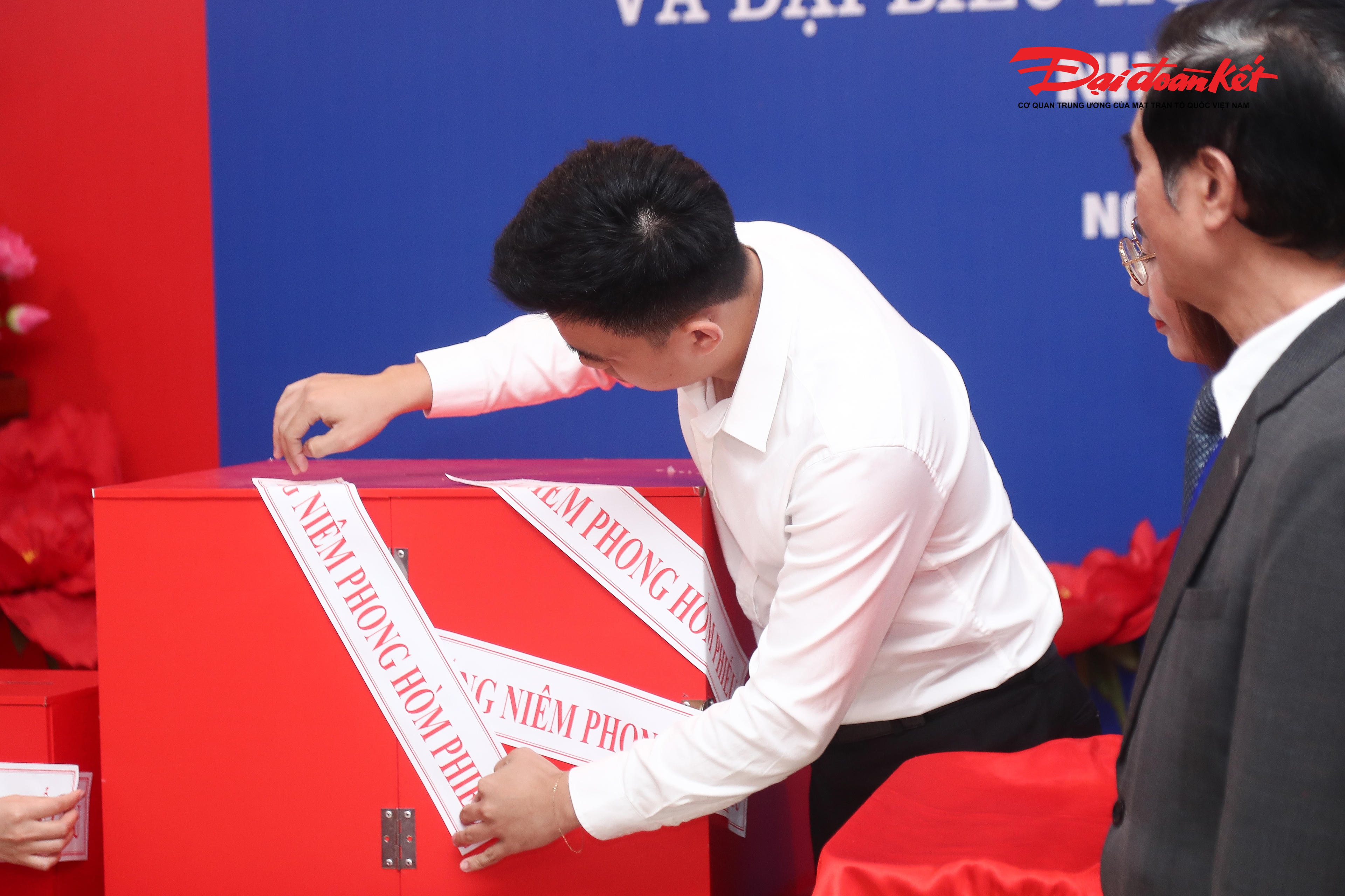 Thùng phiếu tại Tổ bầu cử số 16 được niêm phong, bảo đảm quy trình bầu cử diễn ra minh bạch, đúng quy định.