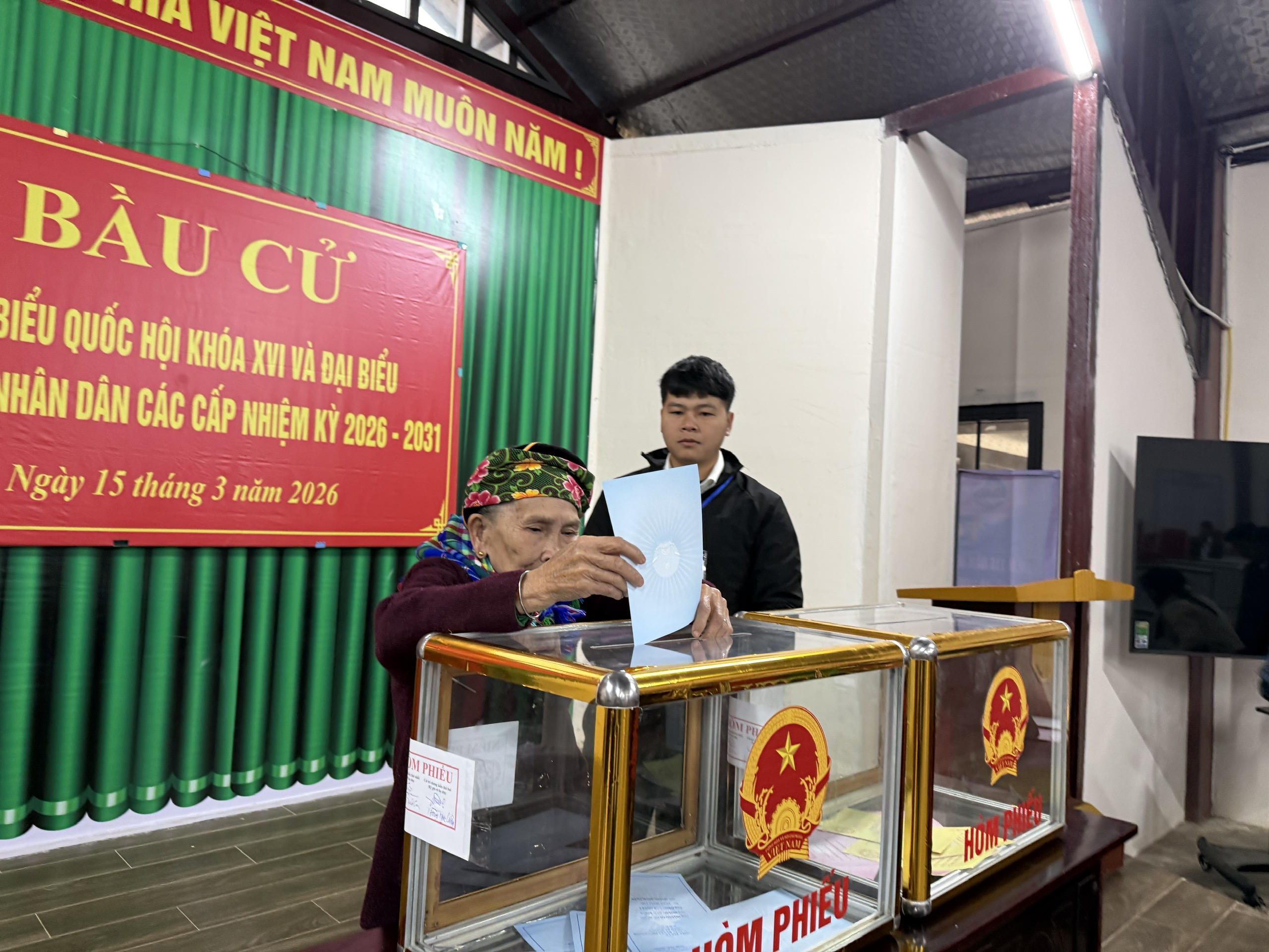 Cử tri tại&nbsp;Làng Nủ, Phúc Khánh, Lào Cai đi bỏ phiếu. Ảnh: Ngô Hùng.