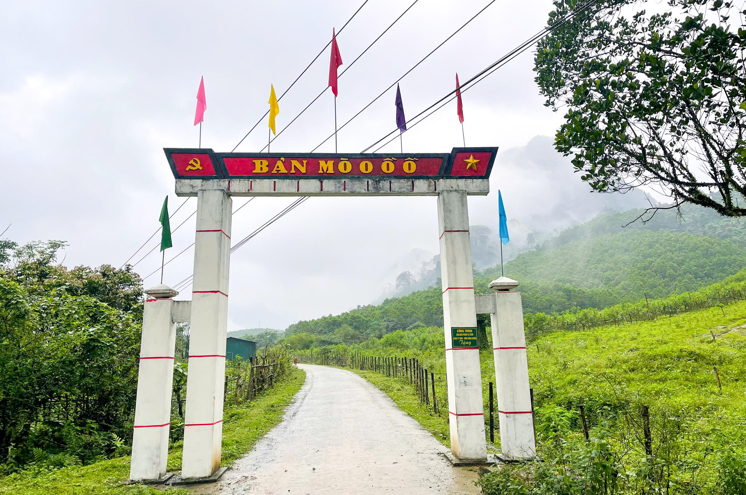 Đường vào bản Mò O Ồ Ồ.