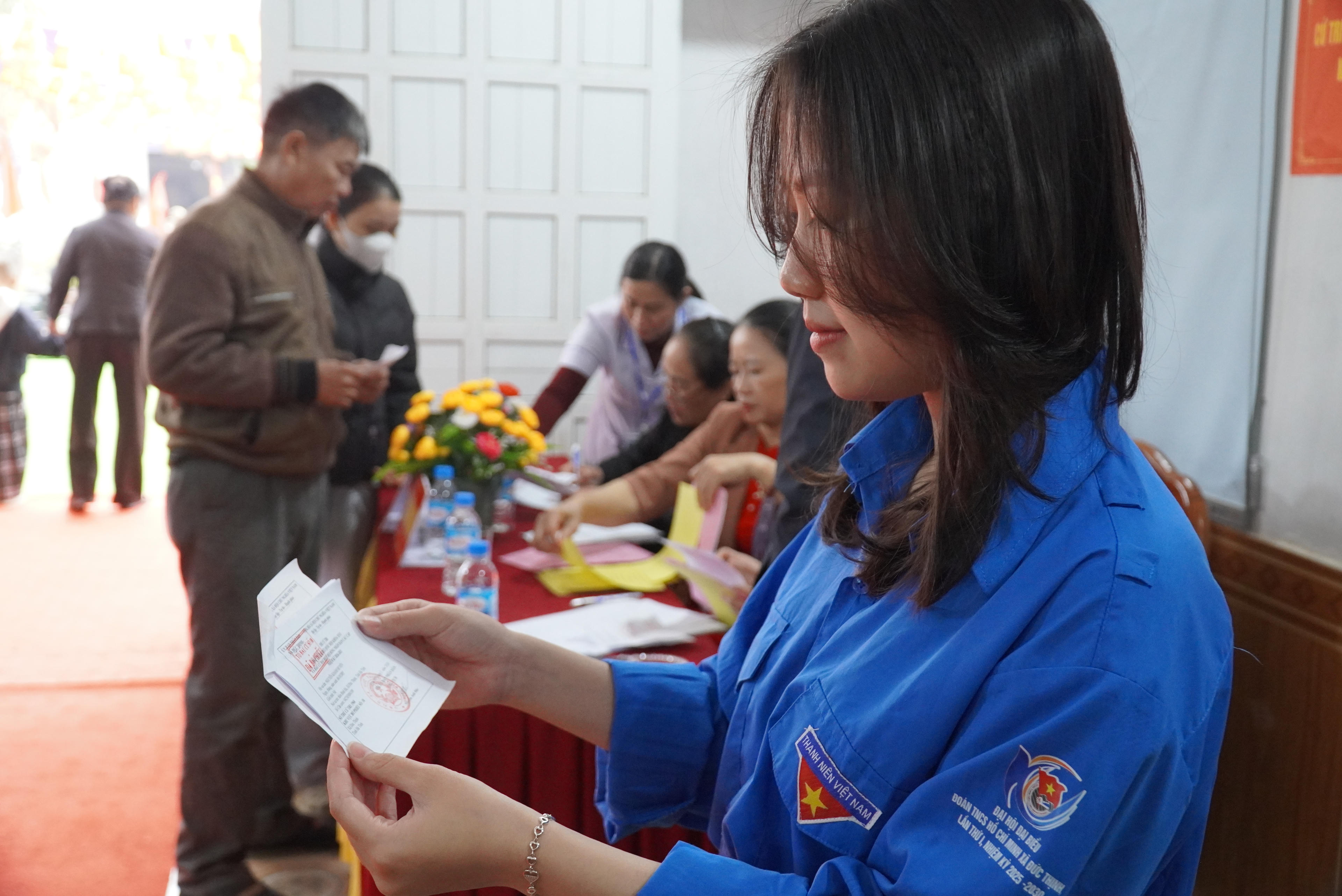 Cử tri Nguyễn Khánh Huyền phấn khởi và tự hào khi lần đầu tiên đi bỏ phiếu.