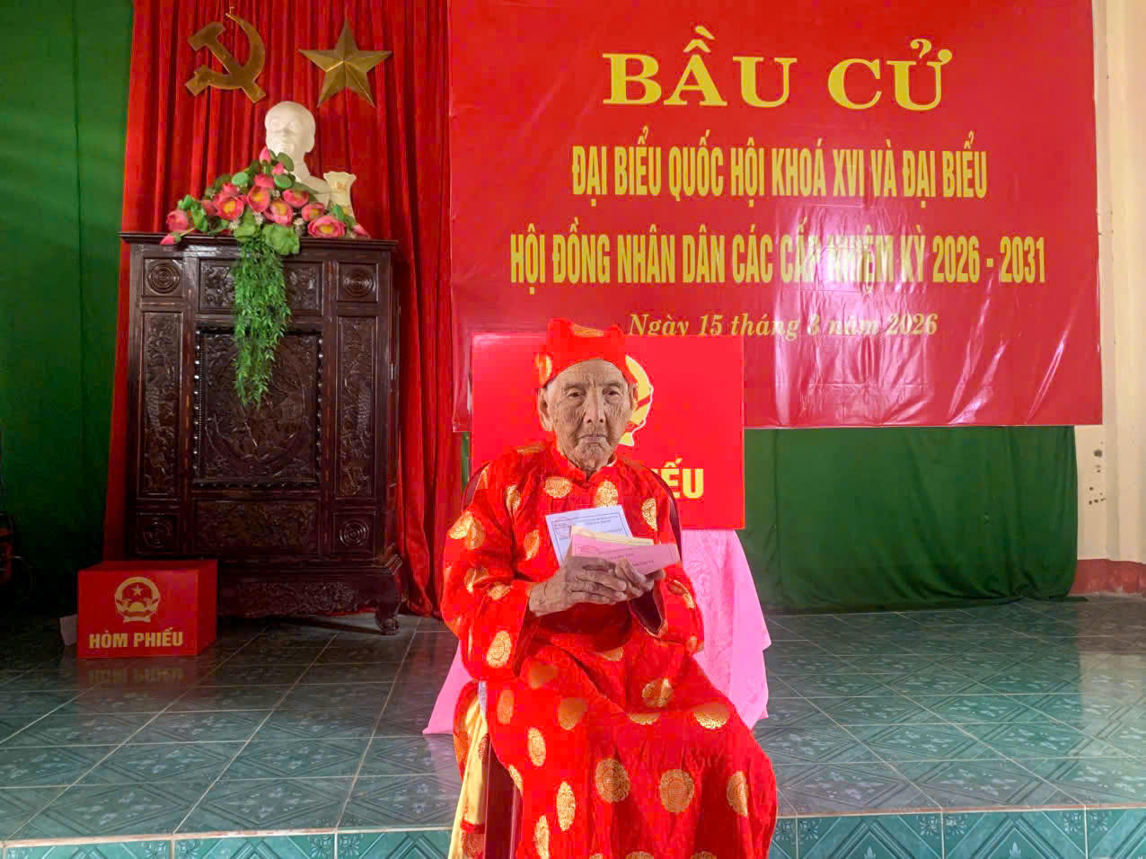 Cử tri Dương Thị Sáo (109 tuổi; trú thôn An Nhơn, xã Mỹ Thủy) dự lễ khai mạc và bỏ phiếu tại khu vực bỏ phiếu số 4, xã Mỹ Thủy. Ảnh: UBX.