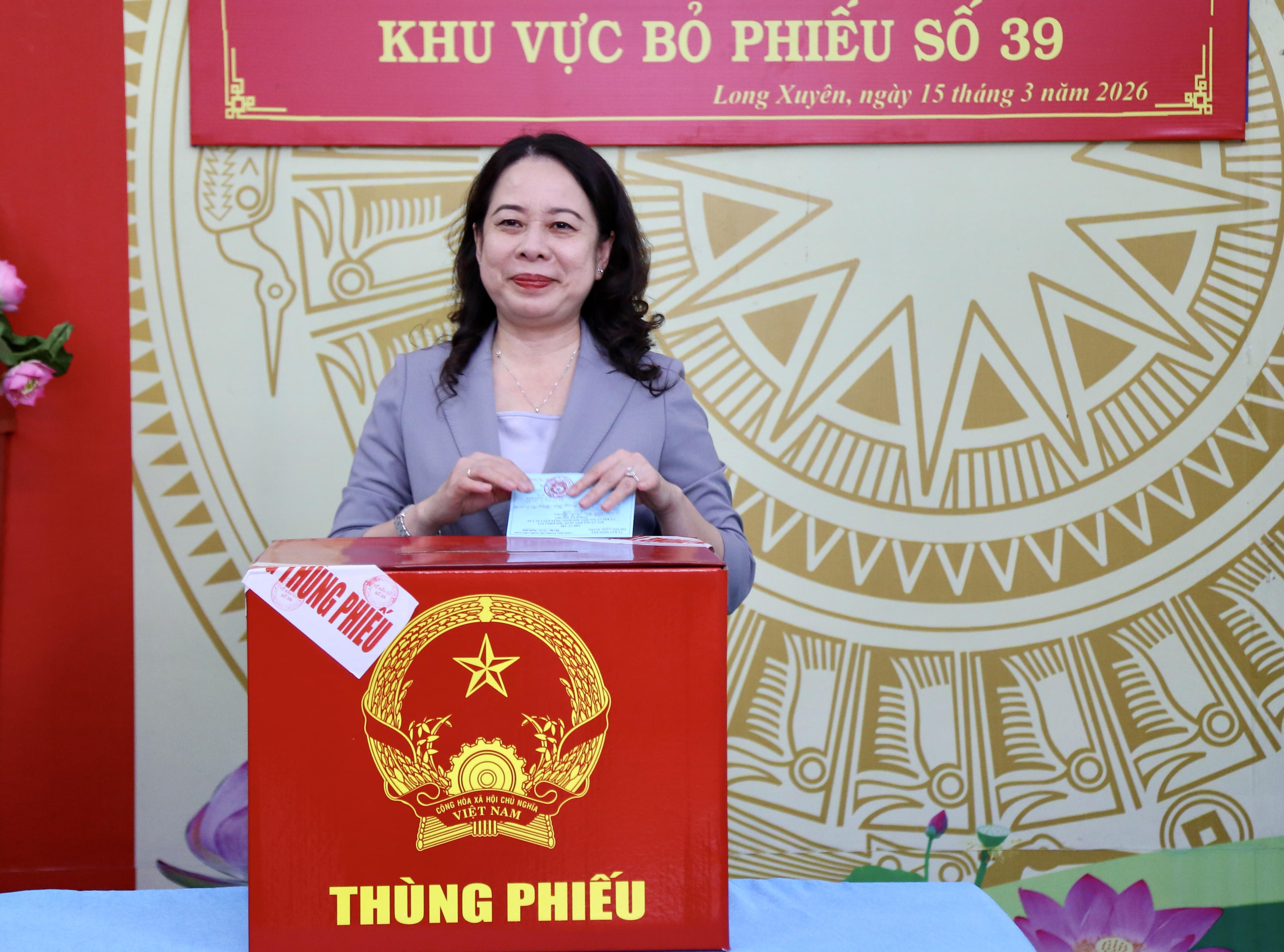 Bí thư Trung ương Đảng, Phó Chủ tịch nước Võ Thị Ánh Xuân bỏ phiếu bầu cử Đại biểu Quốc hội khóa XVI và đại biểu HĐND các cấp, nhiệm kỳ 2026 – 2031 tại khu vực bỏ phiếu số 39, phường Long Xuyên, tỉnh An Giang. Ảnh: Thanh Tiến.&nbsp;