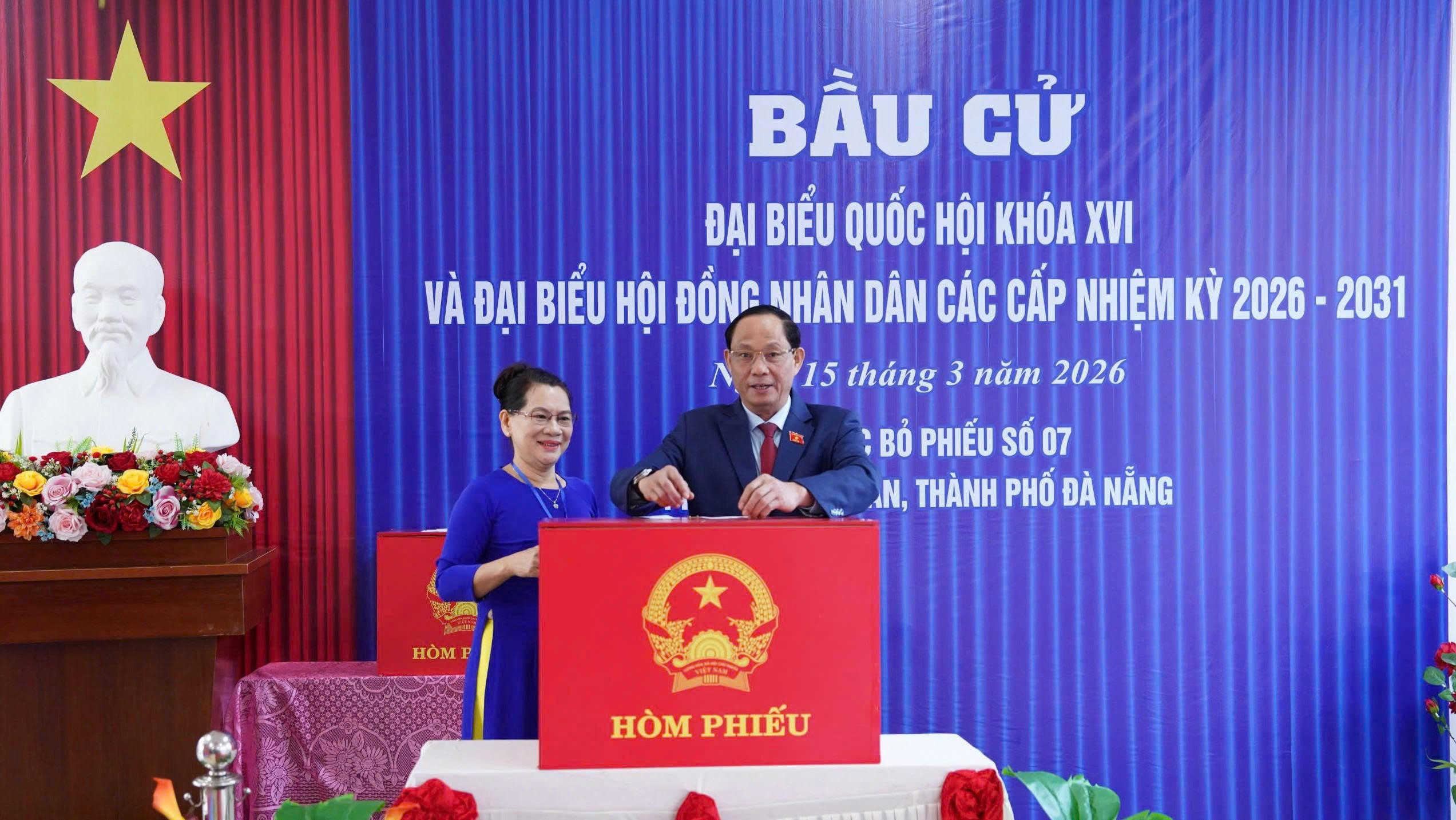 Phó Chủ tịch Quốc hội Trần Quang Phương bỏ phiếu tại khu vực bỏ phiếu số 7, phường Hòa Xuân, TP Đà Nẵng. Ảnh: TT.