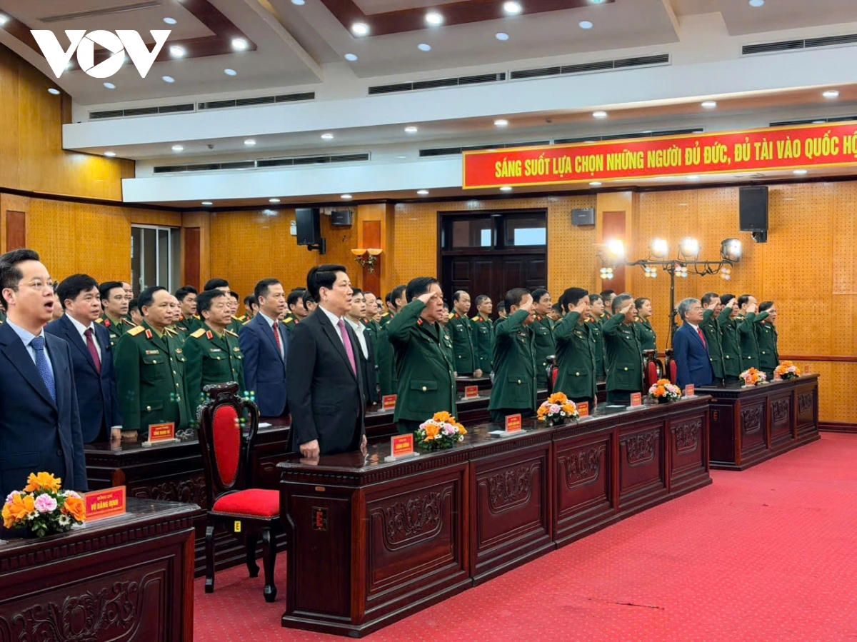 Chủ tịch nước Lương Cường và các đại biểu thực hiện nghi thức chào cờ tại lễ khai mạc bầu cử tại điểm bỏ phiếu ở Bộ Quốc phòng.&nbsp;