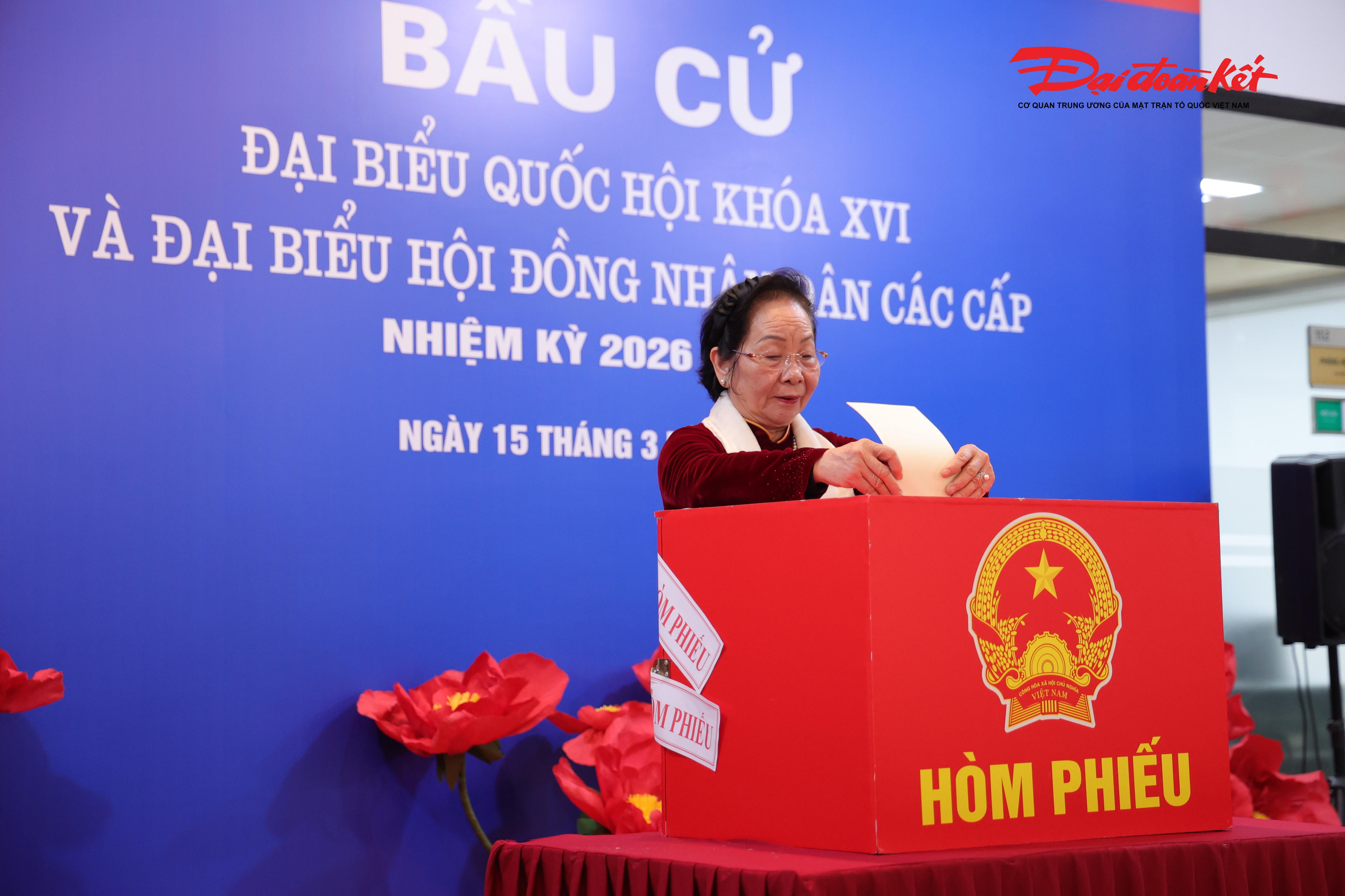Nguyên Phó Chủ tịch nước Nguyễn Thị Doan thực hiện quyền bầu cử tại Tổ bầu cử số 16, phường Đại Mỗ (Hà Nội).