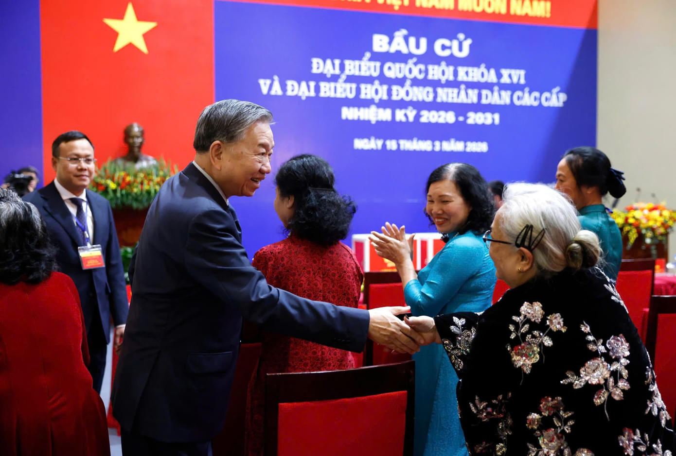 6h48, Tổng Bí thư Tô Lâm, Thường trực Ban Bí thư Trần Cẩm Tú, Trưởng Ban Tổ chức Trung ương Lê Minh Hưng, Trưởng Ban Nội chính Trung ương Lê Minh Trí, Bí thư Thành ủy Hà Nội Nguyễn Duy Ngọc và lãnh đạo các cơ quan, đơn vị, đông đảo cử tri đã có mặt tại Khu vực bỏ phiếu số 2 phường Ba Đình (TP. Hà Nội) tại trường THPT Phan Đình Phùng.&nbsp;