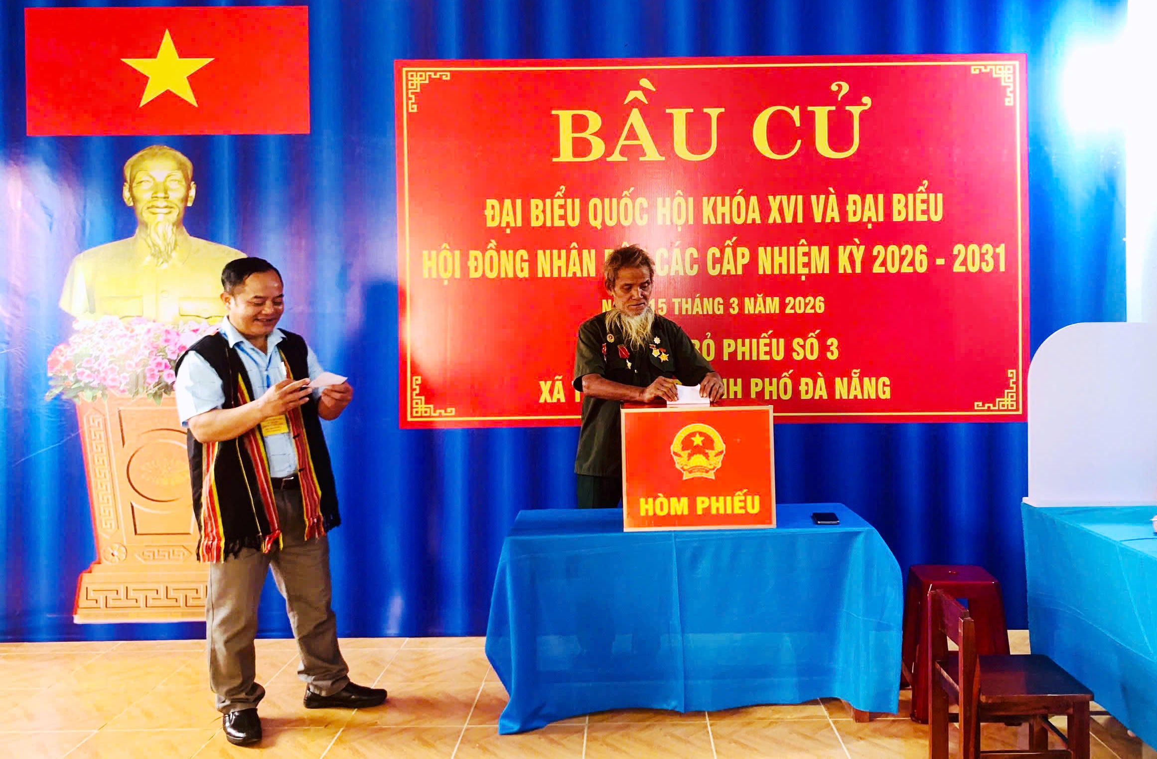 Cử tri xã Trà Đốc, TP Đà Nẵng thực hiện quyền công dân bỏ phiếu. Ảnh: CV.