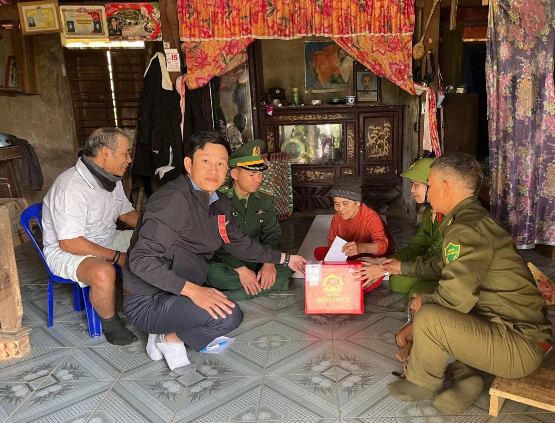 Tổ bầu cử mang thùng phiếu đến nhà người dân để bỏ phiếu. Ảnh: M.L.