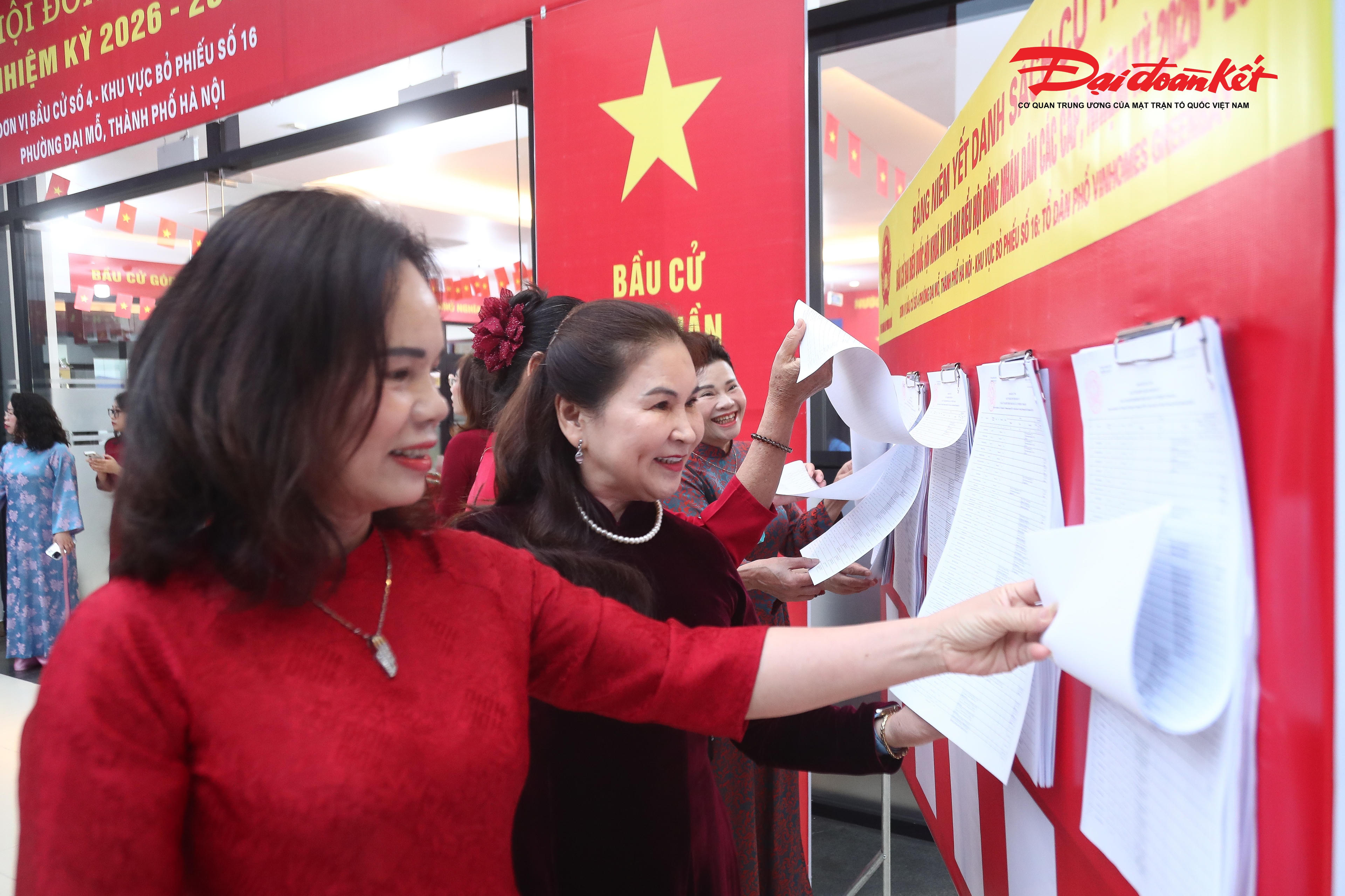 Trưởng Ban Tuyên giáo và Dân vận Trung ương Trịnh Văn Quyết bỏ phiếu bầu cử