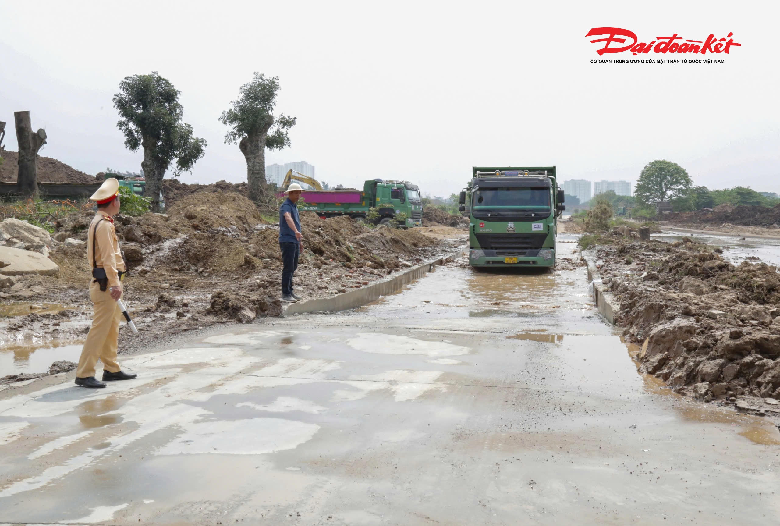 Theo ghi nhận, khu vực gần các tuyến đường nêu trên có một bãi tập kết đất thải phục vụ công trình xây dựng trên địa bàn TP Hà Nội. Nhiều phương tiện vận chuyển đất ra vào bãi tập kết, tuy nhiên trong quá trình di chuyển đã làm rơi vãi đất, bùn ra mặt đường, gây ô nhiễm môi trường, ảnh hưởng đến mỹ quan đô thị và tiềm ẩn nguy cơ mất an toàn giao thông.