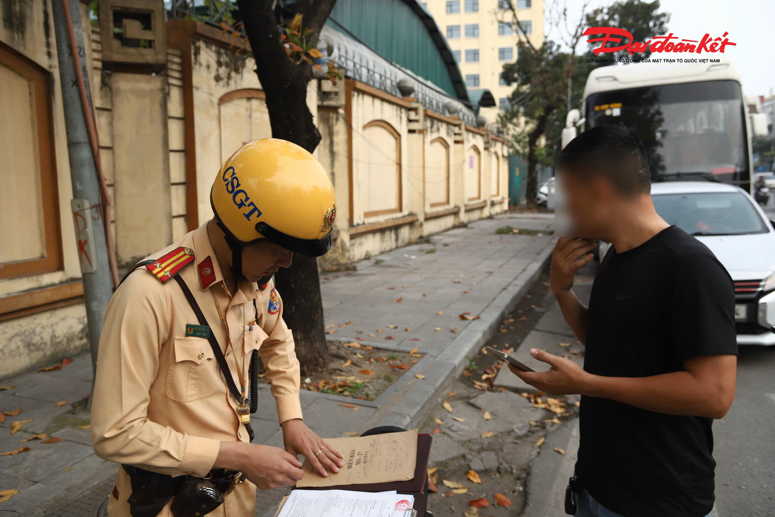 Sau khi bị lập biên bản, nhiều tài xế cho biết do khách cần di chuyển vào khu vực nội đô nhưng chưa đến giờ được phép hoạt động nên phải dừng xe chờ. Nếu không căn thời gian hợp lý sẽ dễ trễ giờ đón khách. 