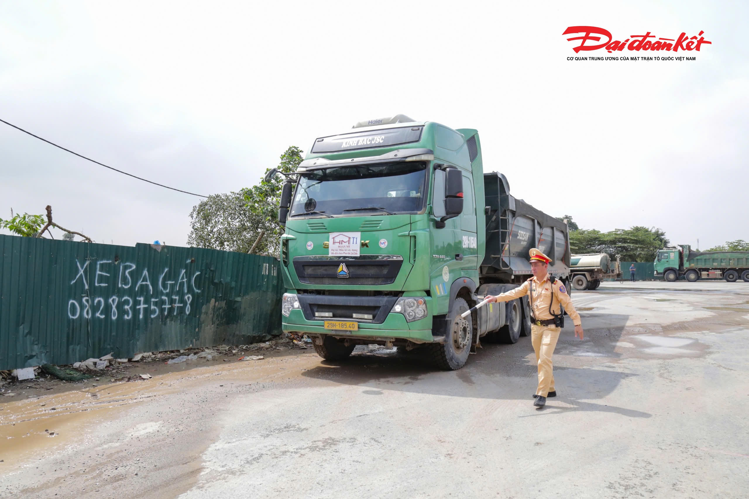 Trung tá Ngô Xuân Quý, Tổ trưởng tổ công tác cho biết ngay sau khi nhận được phản ánh về việc bùn đất từ xe tải rơi vãi khiến người dân bị ngã, đơn vị đã cử cán bộ đến hiện trường, phối hợp với các lực lượng liên quan dọn rửa đường để đảm bảo an toàn giao thông.. 