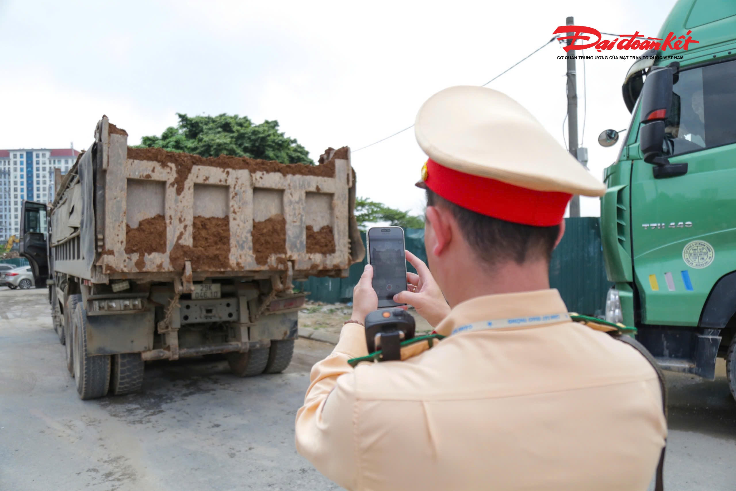 Qua kiểm tra, cảnh sát phát hiện phía sau và trên thùng xe vẫn còn bám nhiều đất, bùn; tài xế không che chắn, không vệ sinh thùng xe trước khi lưu thông. 