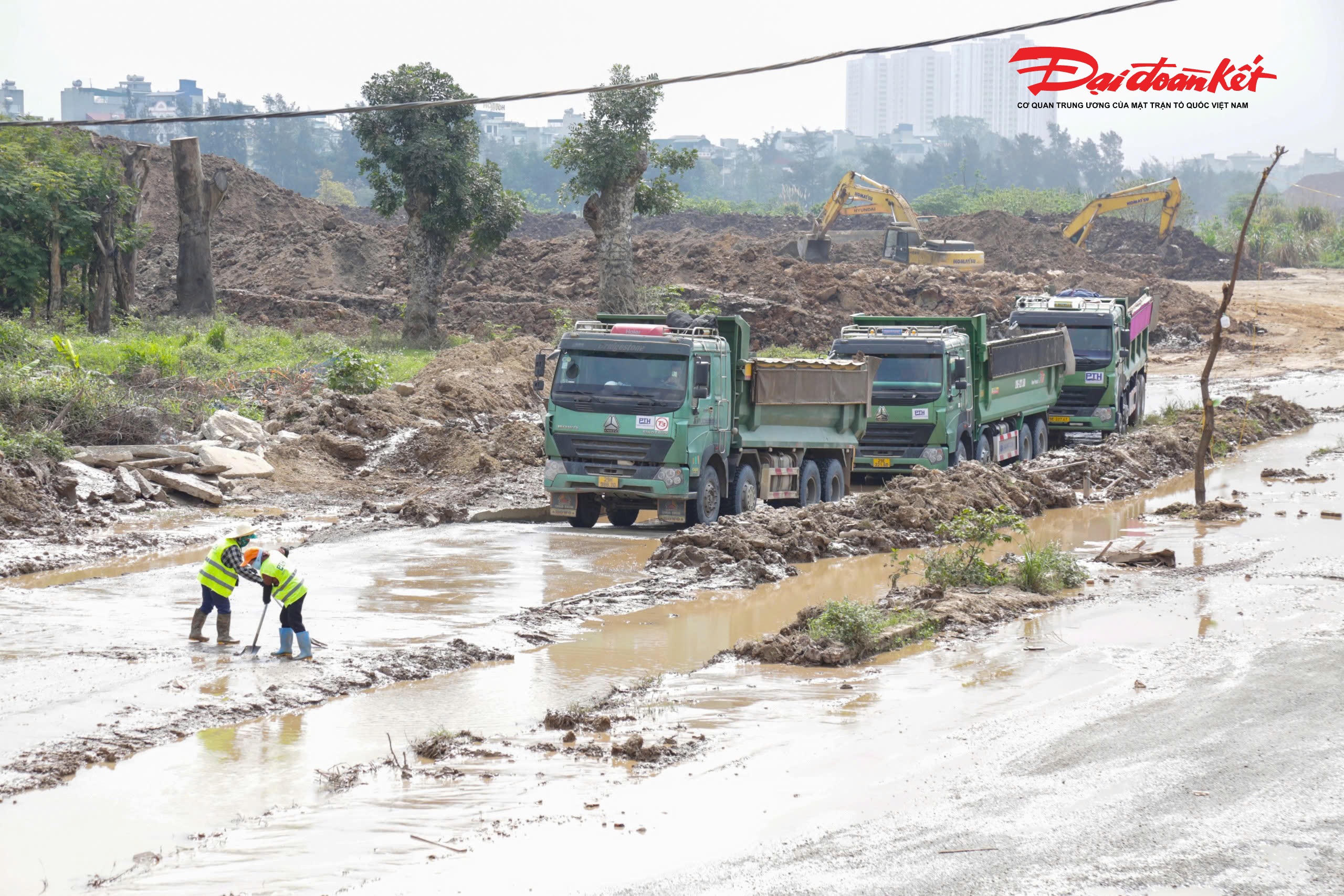 Khoảng 10 phút sau, tổ công tác tiếp tục phát hiện ô tô tải BKS 29E-224.xx do tài xế H.V.H. (SN 1998, quê Bắc Ninh) điều khiển cũng vi phạm tương tự. Mặc dù phương tiện có che chắn nhưng thùng xe vẫn bị hở, trong quá trình di chuyển đất đá có thể bị văng ra ngoài.