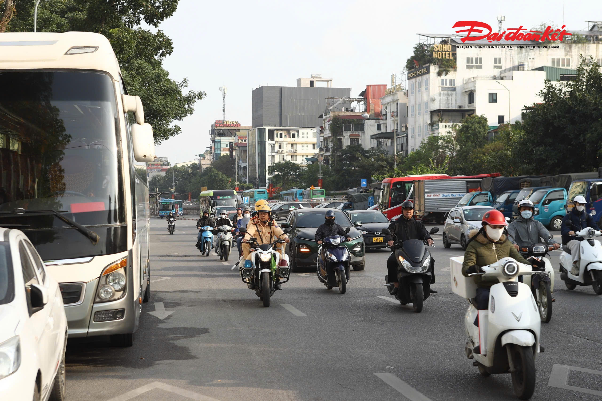 Sáng 16/3, Đội Cảnh sát giao thông đường bộ số 1 (Phòng Cảnh sát giao thông, Công an thành phố Hà Nội) tổ chức tuần tra, kiểm soát, xử lý tình trạng xe khách dừng, đỗ chờ giờ vào khu vực hạn chế trên một số tuyến cửa ngõ và các tuyến vành đai nội đô.