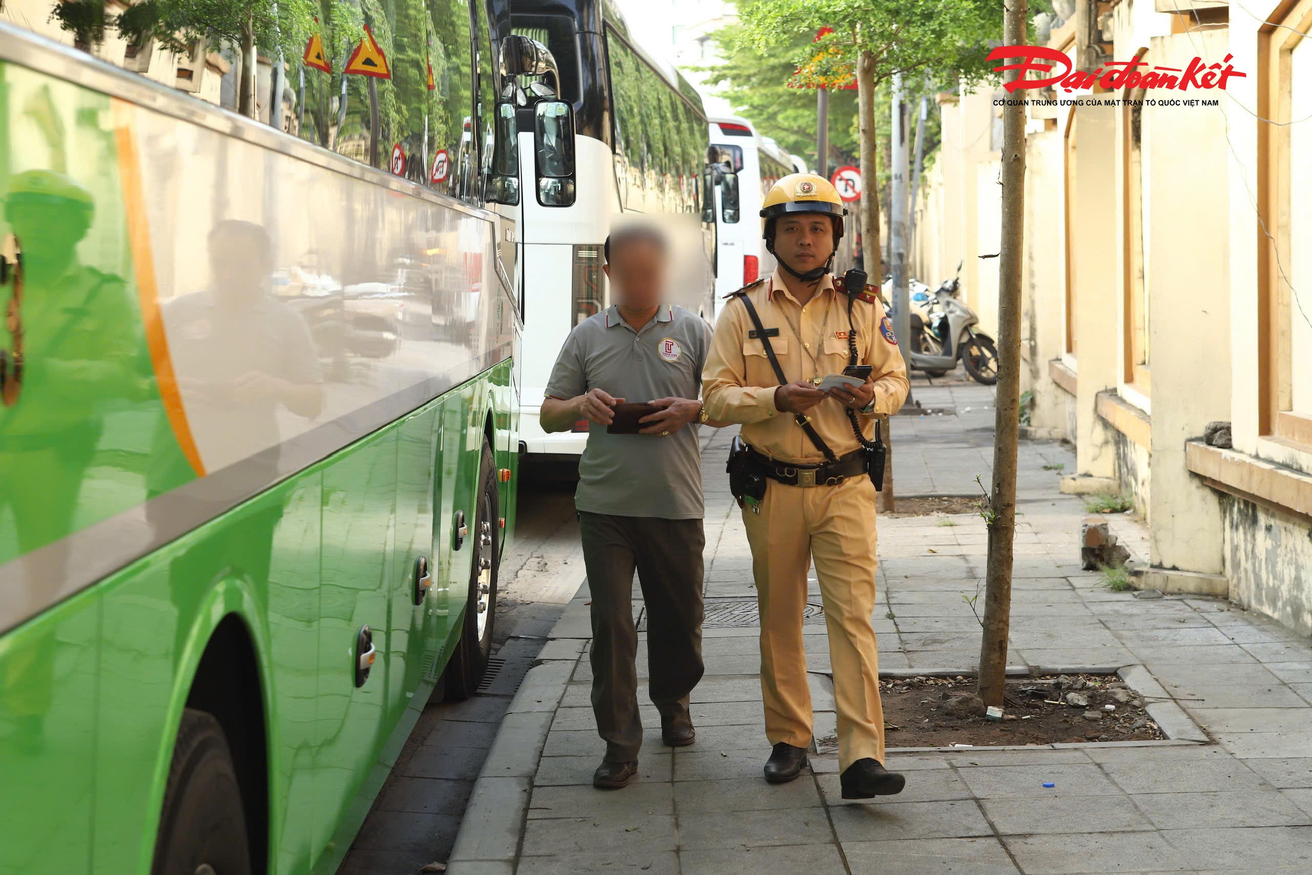 Trong quá trình làm nhiệm vụ, tổ công tác đã phát hiện 7 trường hợp xe khách dừng, đỗ trên các tuyến đường ngoài khu vực hạn chế nhưng không đúng nơi quy định, gây ảnh hưởng đến việc lưu thông của các phương tiện khác. Nhiều phương tiện trong số này là xe du lịch, xe hợp đồng chở khách đang chờ đến giờ được phép hoạt động trong nội thành.