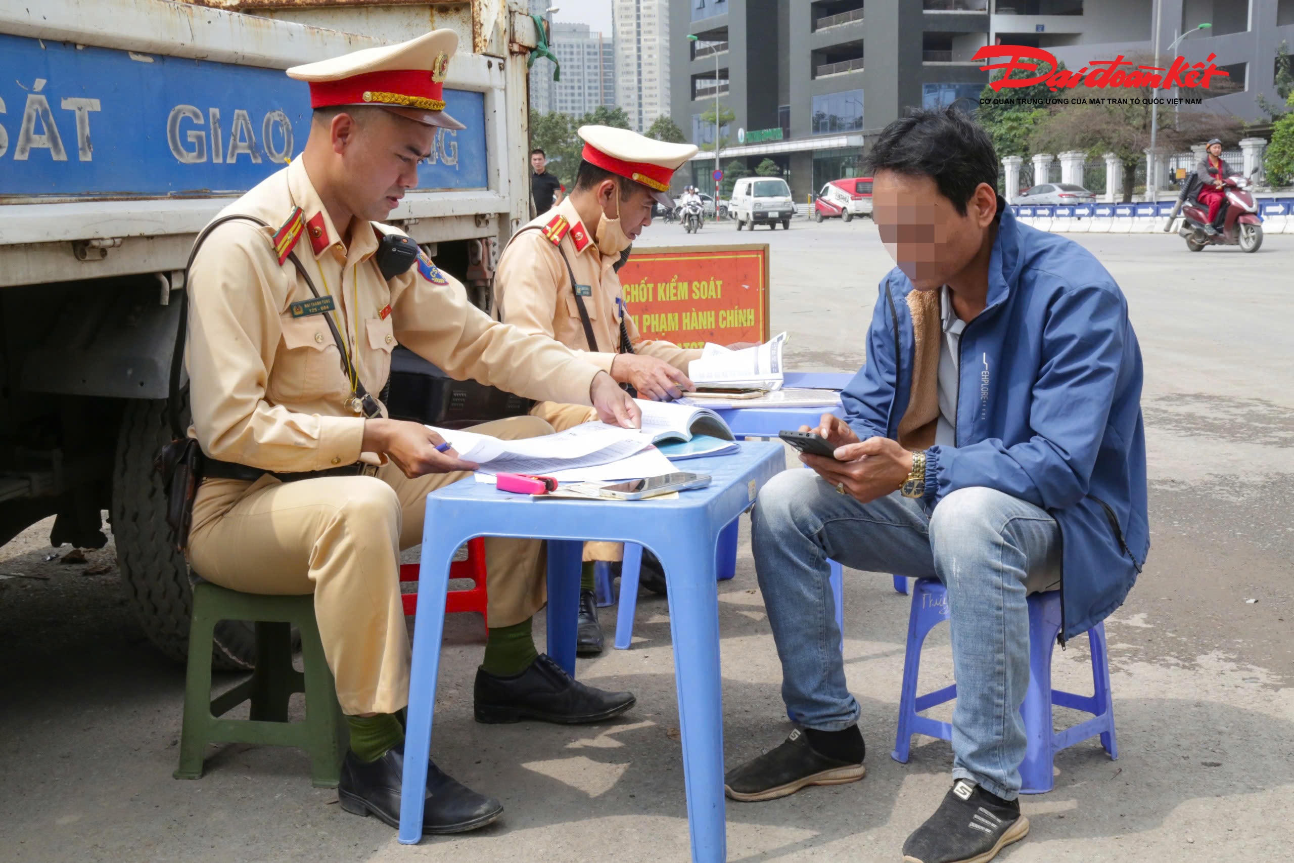 Tổ công tác đã lập biên bản xử phạt tài xế B. số tiền 3 triệu đồng về hành vi điều khiển phương tiện làm rơi vãi chất thải, bùn đất hoặc vật liệu xây dựng ra đường.