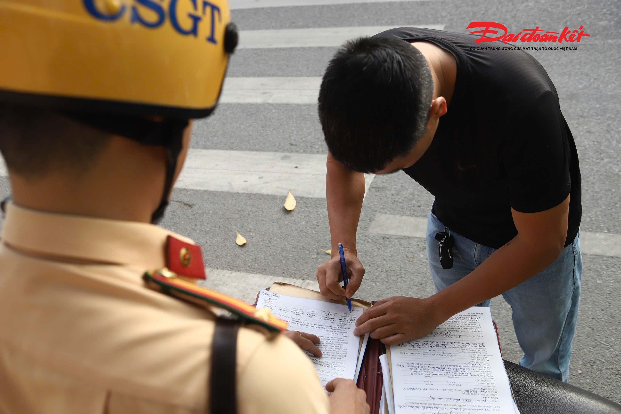 Phòng Cảnh sát giao thông Công an thành phố Hà Nội khuyến cáo các doanh nghiệp vận tải và lái xe cần chủ động nắm rõ quy định về phạm vi và khung giờ hạn chế đối với xe khách, bố trí lộ trình phù hợp, không dừng đỗ tùy tiện trên đường gây cản trở giao thông. Các trường hợp vi phạm sẽ bị xử lý nghiêm theo quy định.