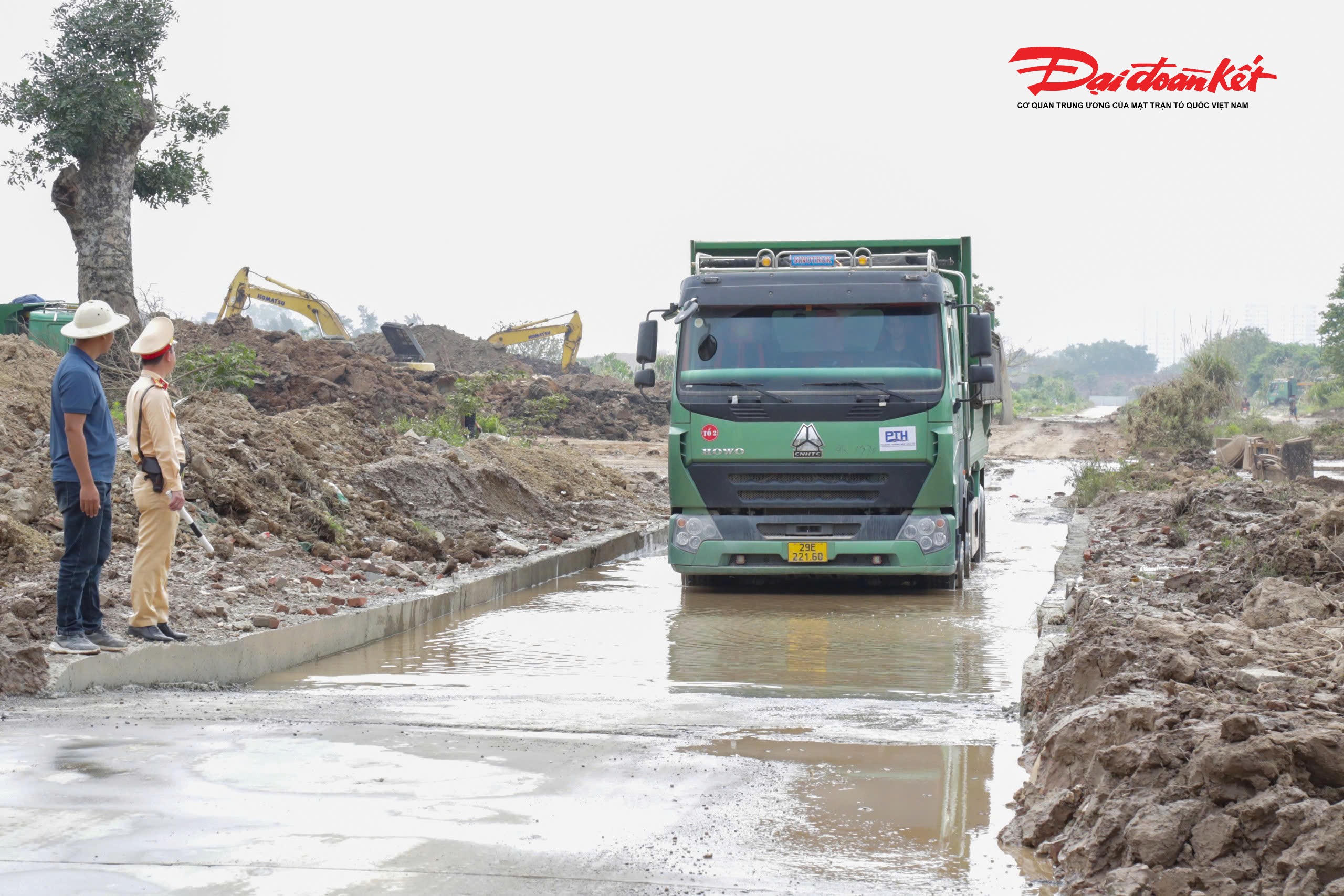 Trung tá Nguyễn Việt Anh, cán bộ tổ công tác cho biết, ngoài việc xử lý nghiêm các trường hợp tài xế xe tải vi phạm, tổ công tác còn vào các công trường để gặp, trao đổi với quản lý công trường về việc đảm bảo trật tự, an toàn giao thông; đảm bảo vệ sinh đối với các phương tiện di chuyển ra, vào công trường.