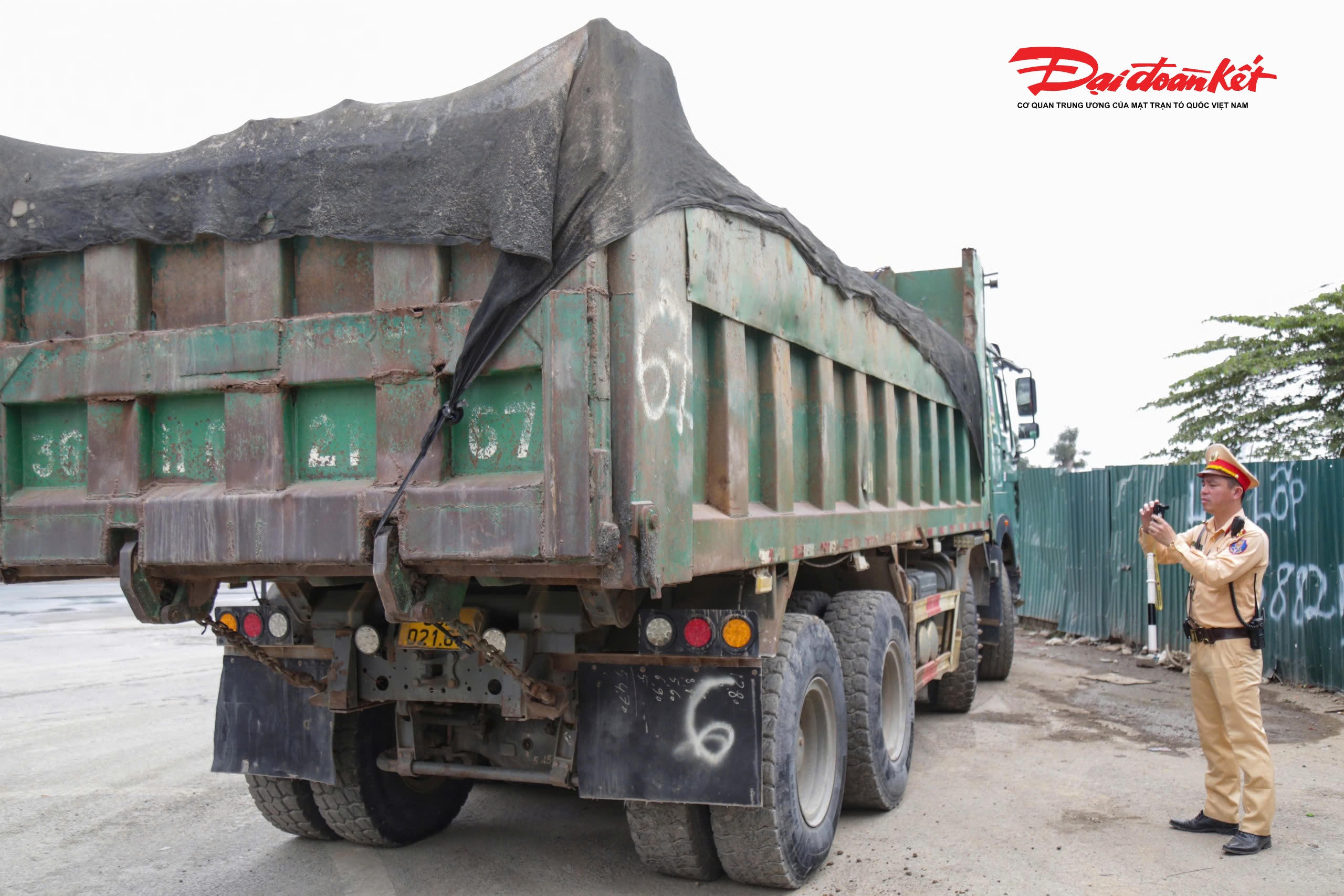 Đối với các trường hợp vi phạm, tổ công tác sử dụng camera nghiệp vụ để ghi hình làm căn cứ xử lý, tránh việc tài xế chối cãi hành vi vi phạm.