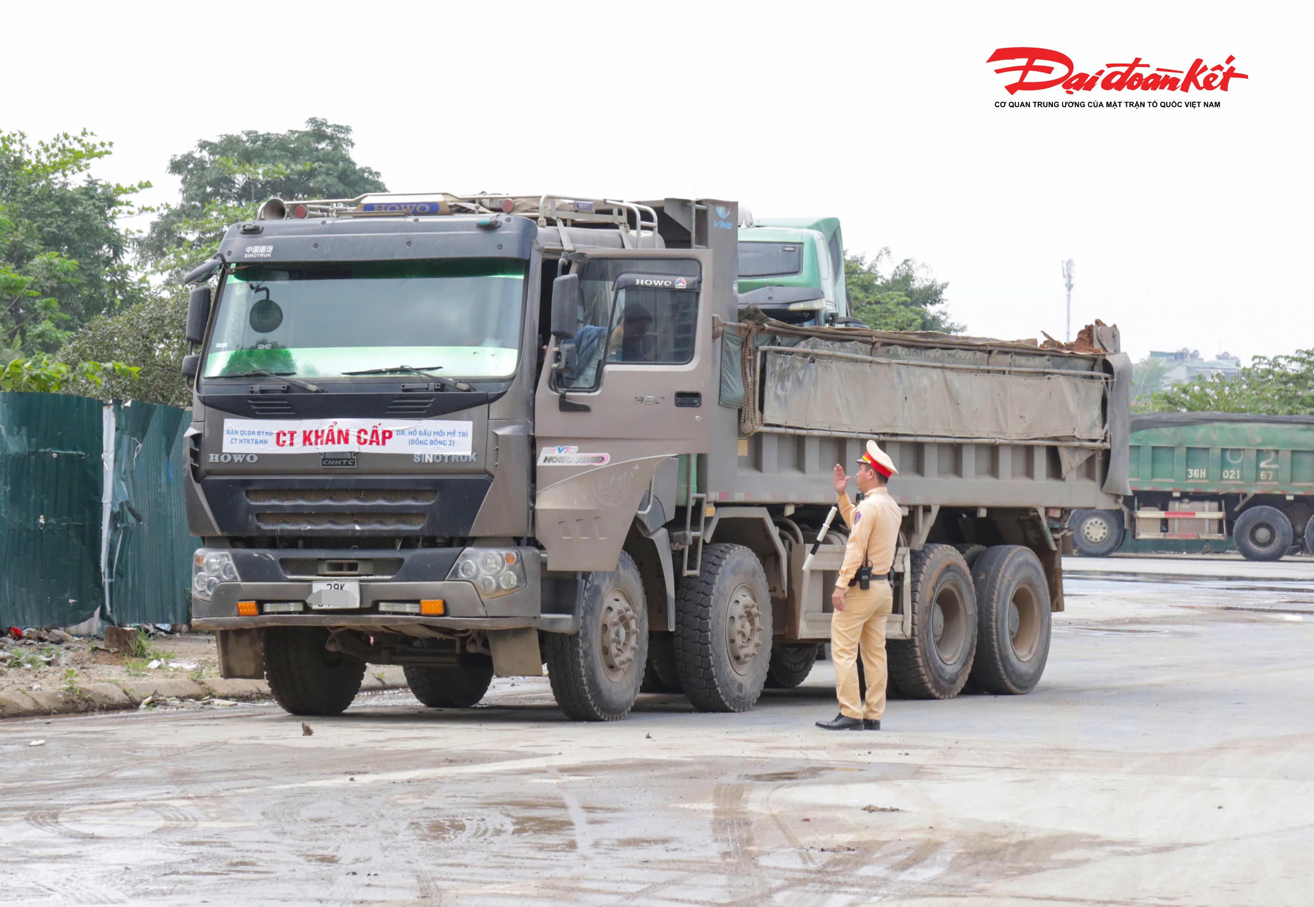 Sáng 16/3, Tổ công tác gồm 6 cán bộ, chiến sĩ thuộc Đội CSGT đường bộ số 7 (Phòng CSGT Công an TP Hà Nội) tổ chức tuần tra, kiểm soát tại khu vực phố Hà Trì, cổng chợ 365 – địa bàn giáp ranh giữa hai phường Hà Đông và Kiến Hưng. Trong quá trình làm nhiệm vụ, lực lượng chức năng đã phát hiện, xử lý hàng loạt trường hợp xe tải chở đất, đá, bùn nhưng không che chắn cẩn thận, làm rơi vãi vật liệu ra mặt đường, gây mất vệ sinh môi trường và tiềm ẩn nguy cơ mất an toàn giao thông.