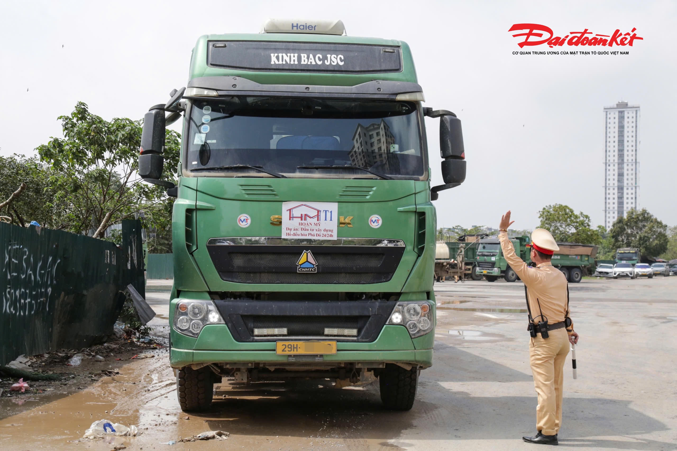 Làm việc với lực lượng chức năng, tài xế B. thừa nhận vi phạm và cho biết do vội nên không kiểm tra lại thùng xe trước khi di chuyển. “Tôi biết đây là hành vi vi phạm và chấp nhận nộp phạt”, tài xế này trình bày.