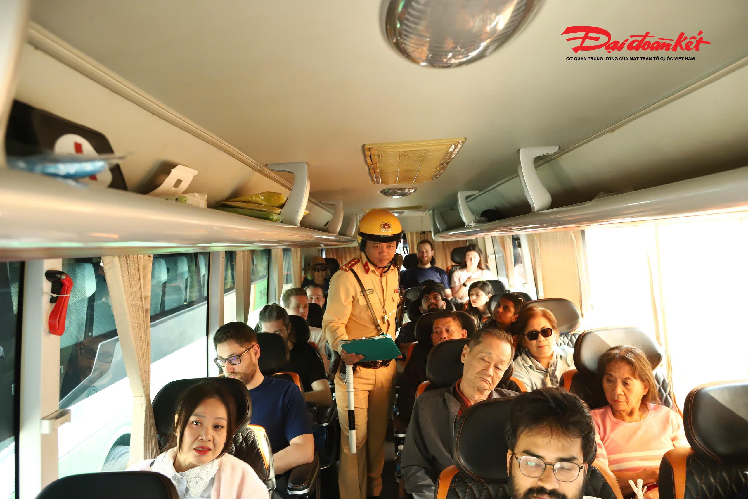 Theo quy định tại Quyết định số 01/2026/QĐ-UBND của UBND thành phố Hà Nội về phân vùng hoạt động của phương tiện giao thông trong khu vực nội đô, xe kinh doanh vận tải hành khách theo hợp đồng từ 28 chỗ trở lên bị hạn chế hoạt động trong giờ cao điểm trong phạm vi vành đai hạn chế. Khung giờ cao điểm được xác định từ 6h đến 9h và từ 16h đến 19h30 hằng ngày.