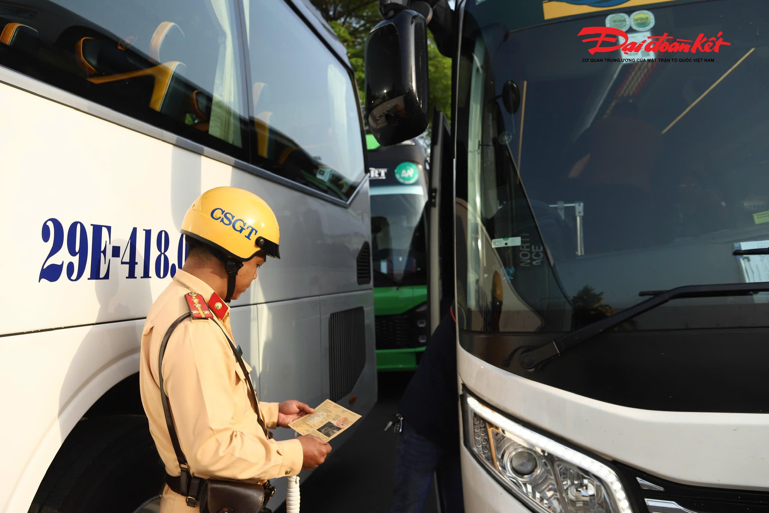 Theo đại diện Đội CSGT đường bộ số 1, do bị giới hạn thời gian hoạt động, nhiều lái xe lựa chọn dừng đỗ tại các tuyến đường ngoài khu vực cấm để chờ đến giờ được phép lưu thông hoặc chờ đón khách cho hành trình tiếp theo. Tuy nhiên, việc dừng đỗ các phương tiện có kích thước lớn không đúng nơi quy định, đặc biệt trong giờ cao điểm, dễ gây ùn tắc và tiềm ẩn nguy cơ mất an toàn giao thông.