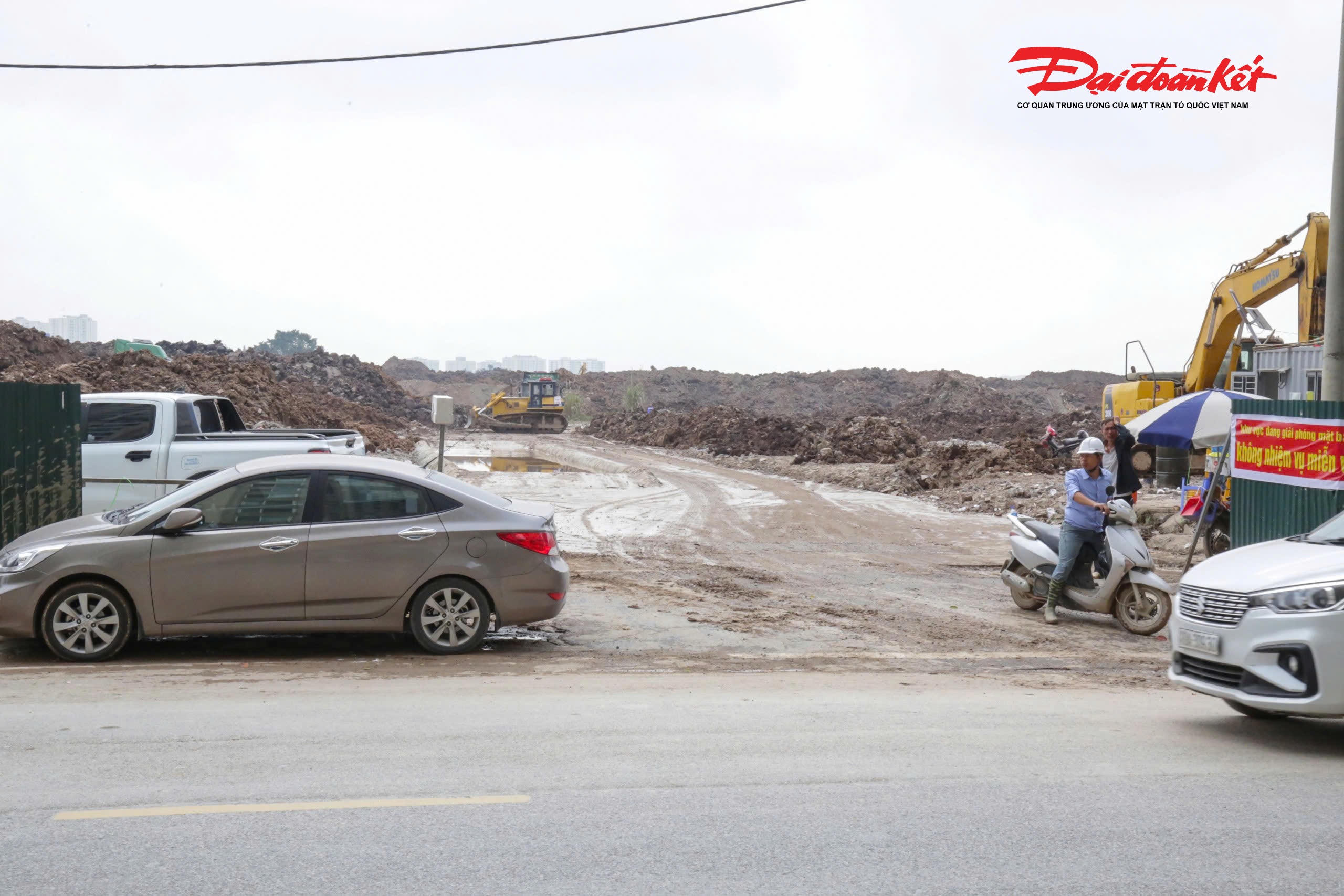 Theo đó, các phương tiện chở vật liệu xây dựng phải được rửa sạch bánh xe, thành thùng trước khi rời công trường để tránh làm rơi vãi bùn đất ra đường. Tại khu vực lối ra vào công trường, lực lượng CSGT đã yêu cầu đại diện đơn vị thi công cho các xe tải di chuyển qua hệ thống cầu rửa nhằm làm sạch bánh xe trước khi lưu thông.. 