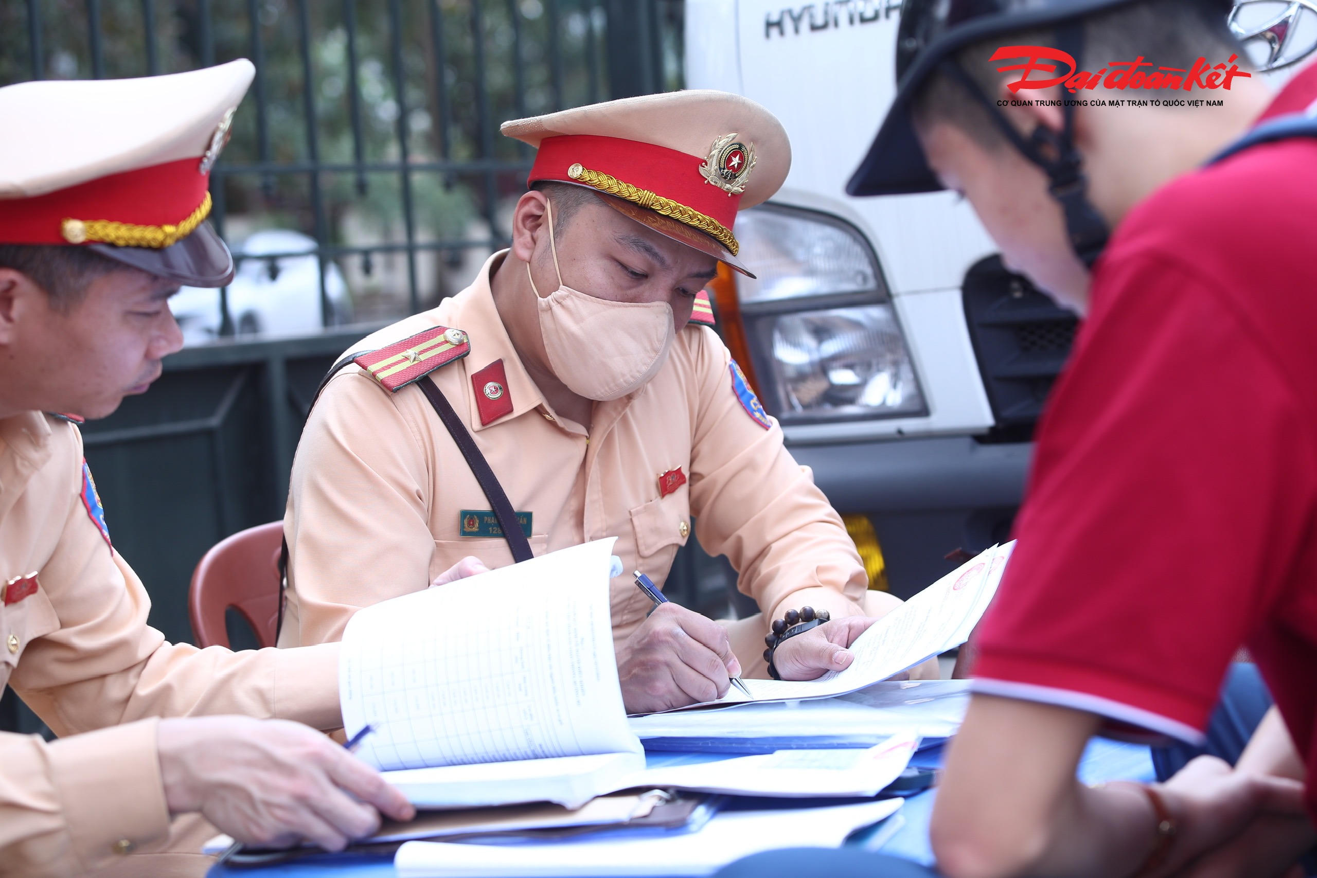 Nhằm tiếp tục bảo đảm trật tự, an toàn giao thông đối với lứa tuổi học sinh, CSGT Hà Nội đang tăng cường kiểm soát, siết chặt xử lý vi phạm. Qua đó góp phần ngăn ngừa các vụ tai nạn giao thông liên quan đến nhóm đối tượng này.