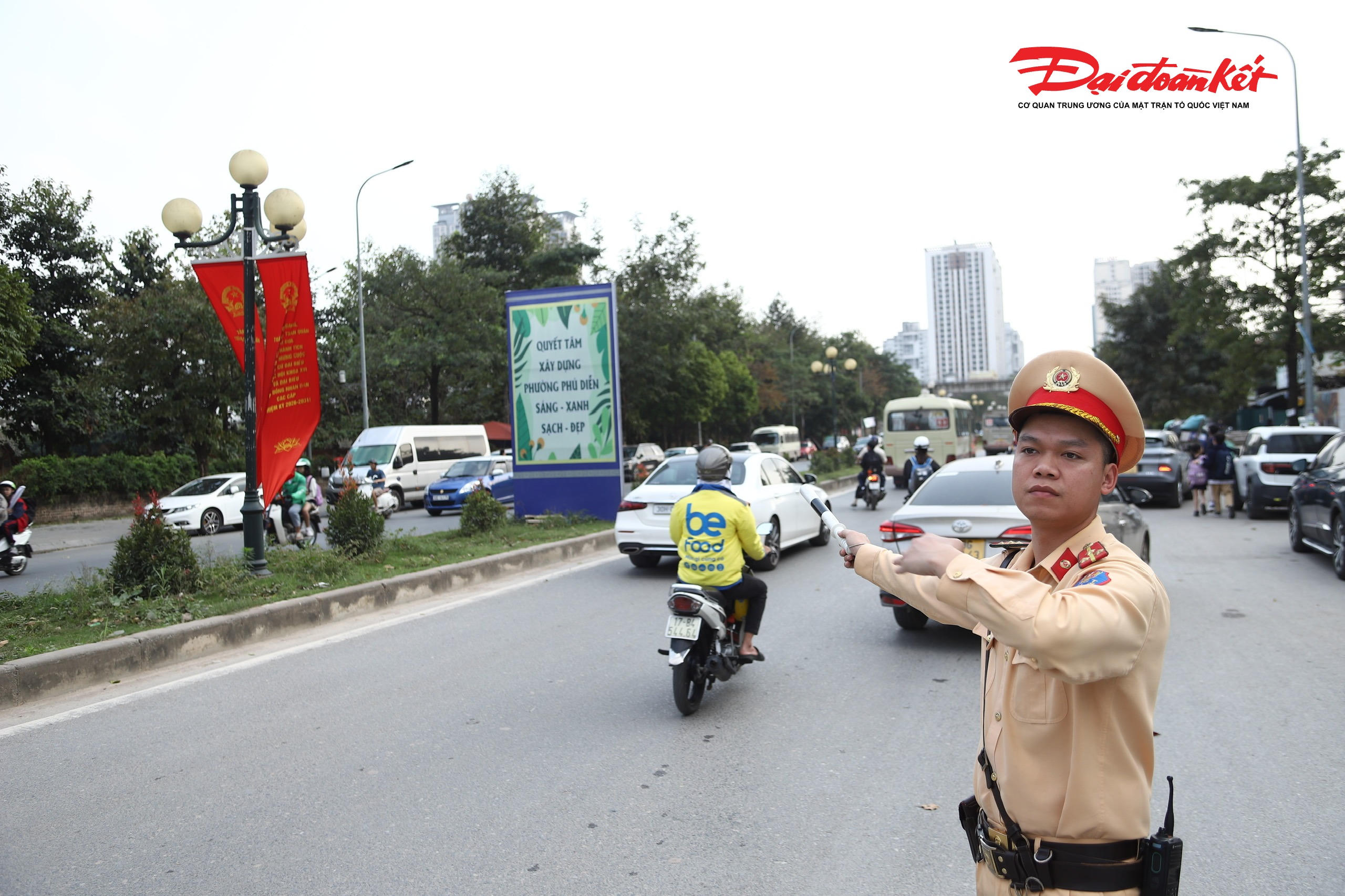 Theo ghi nhận, trưa và chiều 17/3, trong các khung giờ tan học, Đội CSGT đường bộ số 6 (Phòng CSGT Công an TP Hà Nội) đã tổ chức tuần tra, kiểm soát tại địa bàn các phường Từ Liêm, Cầu Giấy; đồng thời đẩy mạnh tuyên truyền, kịp thời phát hiện và xử lý các vi phạm liên quan đến xe đưa đón học sinh.
