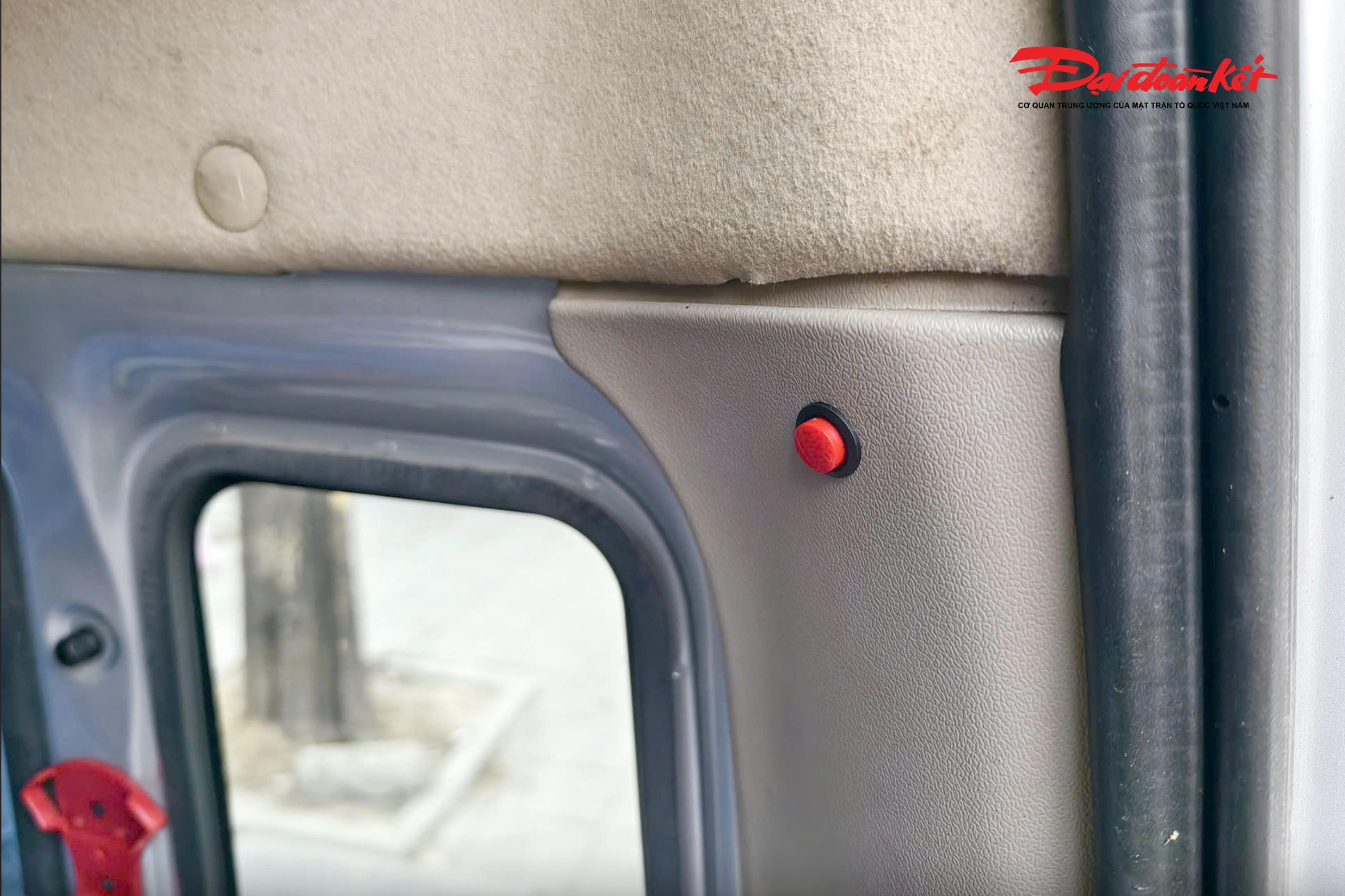 Về điều kiện an toàn, lực lượng CSGT cho biết các phương tiện đưa đón học sinh đều được trang bị đầy đủ thiết bị cảnh báo an toàn, trong đó có hệ thống cảnh báo chống bỏ quên trẻ trên xe theo quy định.