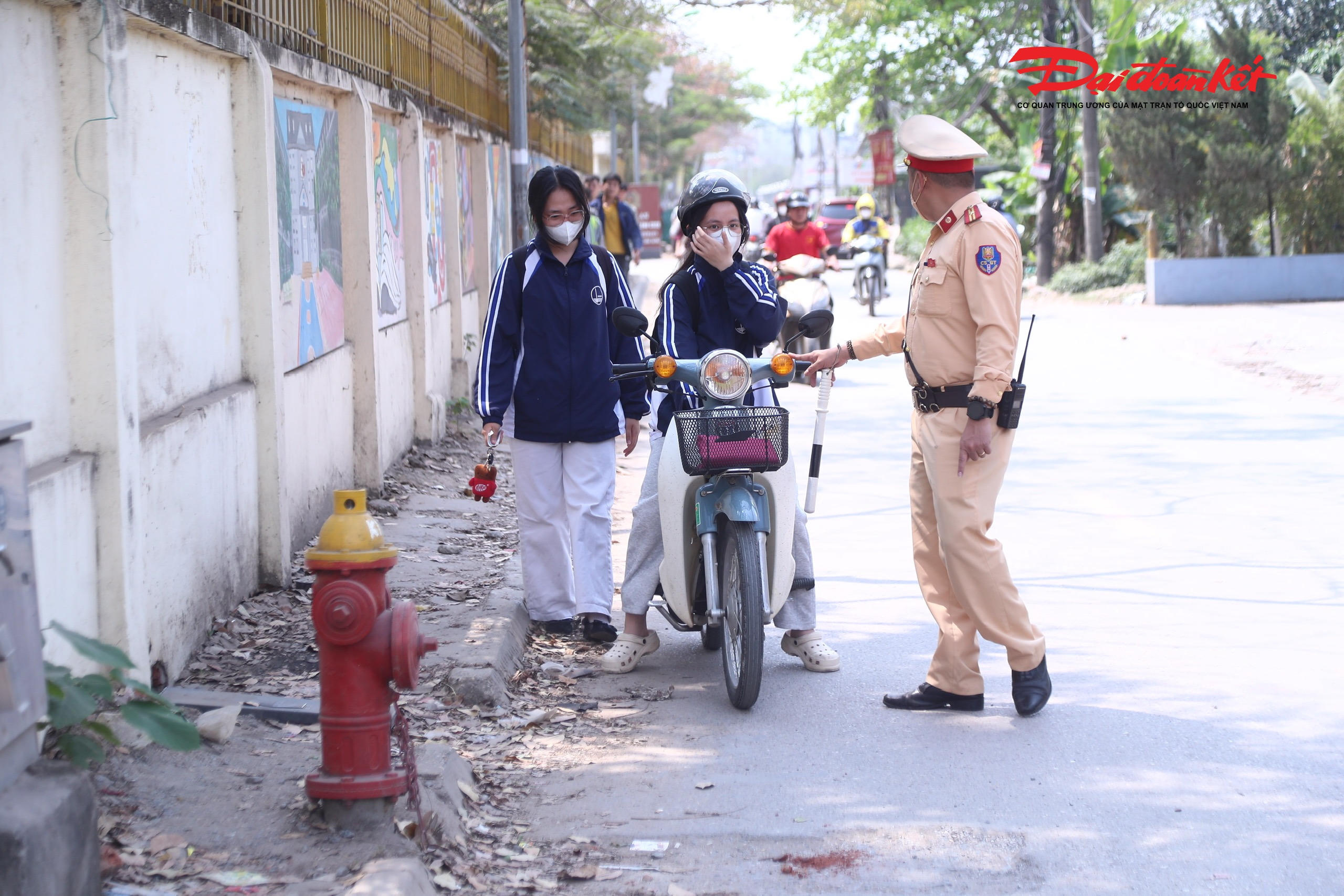 Cùng thời điểm, một tổ công tác khác của Đội CSGT đường bộ số 6 đã xử lý các trường hợp học sinh, sinh viên và phụ huynh vi phạm giao thông trên địa bàn phường Từ Liêm.