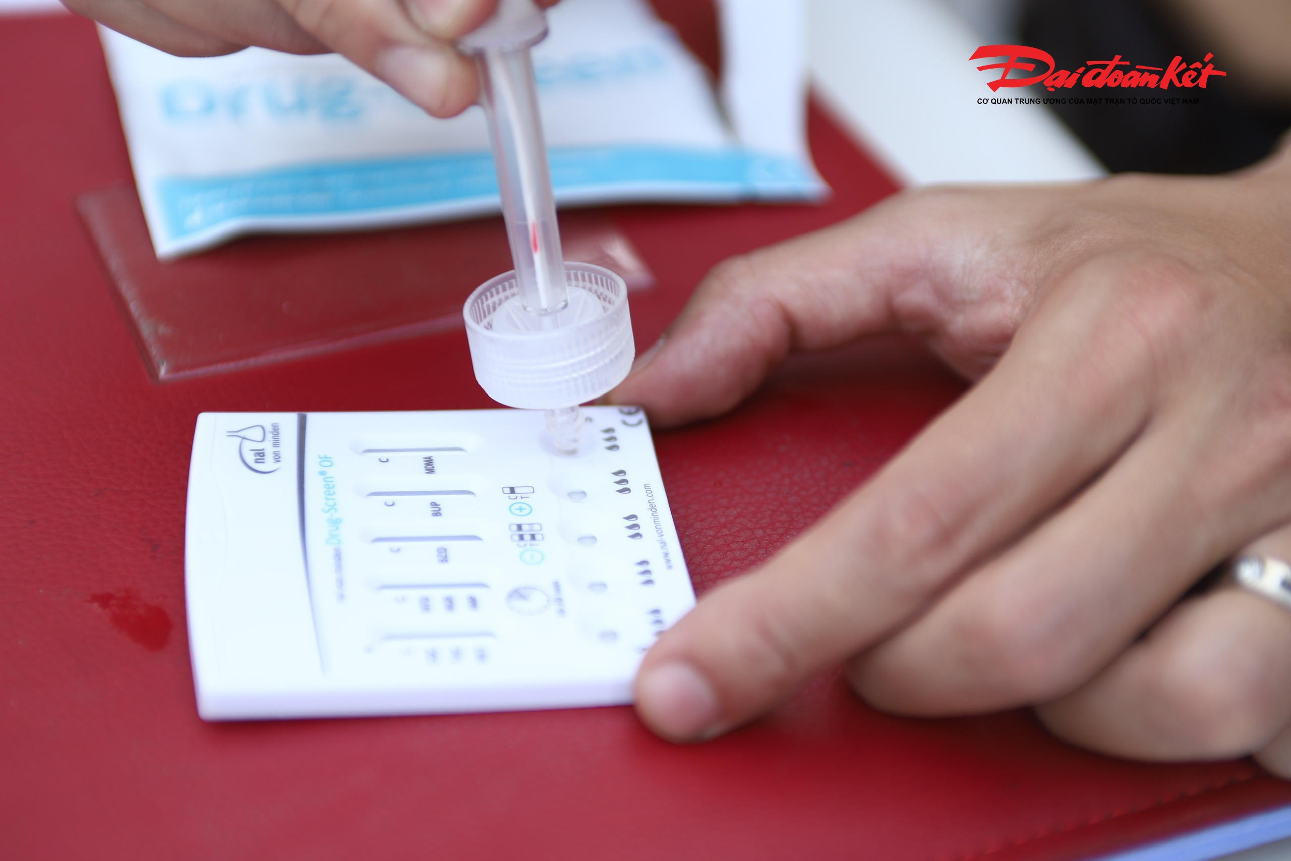 Lực lượng CSGT kiểm tra ma túy đối với lái xe.