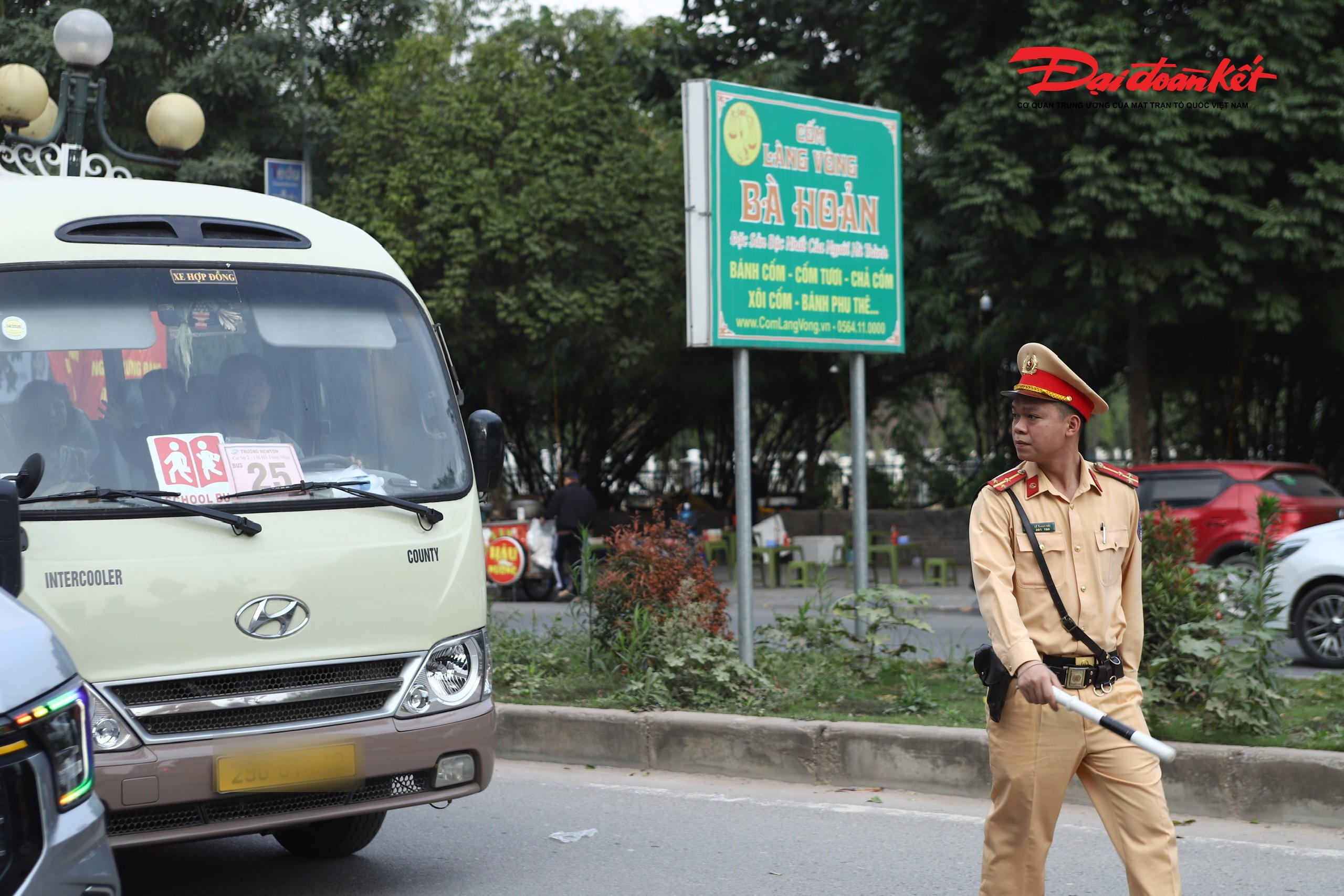 Thiếu tá Đỗ Mạnh Cường, Tổ trưởng Tổ tuần tra cho biết, lực lượng chức năng tập trung siết chặt an toàn đối với xe đưa đón học sinh, trong đó kiểm tra nồng độ cồn, test nhanh ma túy đối với tài xế và các điều kiện an toàn của phương tiện.