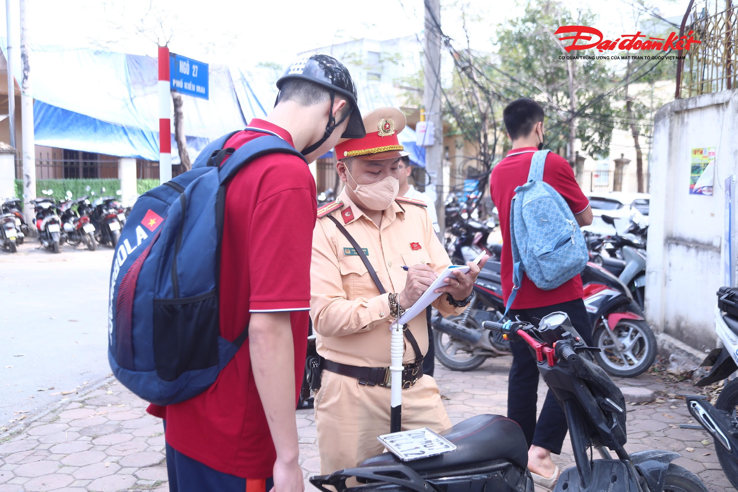 Theo CSGT Hà Nội, các hành vi phổ biến như điều khiển xe mô tô, xe gắn máy khi chưa đủ điều kiện, không đội mũ bảo hiểm hoặc chở quá số người quy định tại khu vực cổng trường đã giảm rõ rệt.