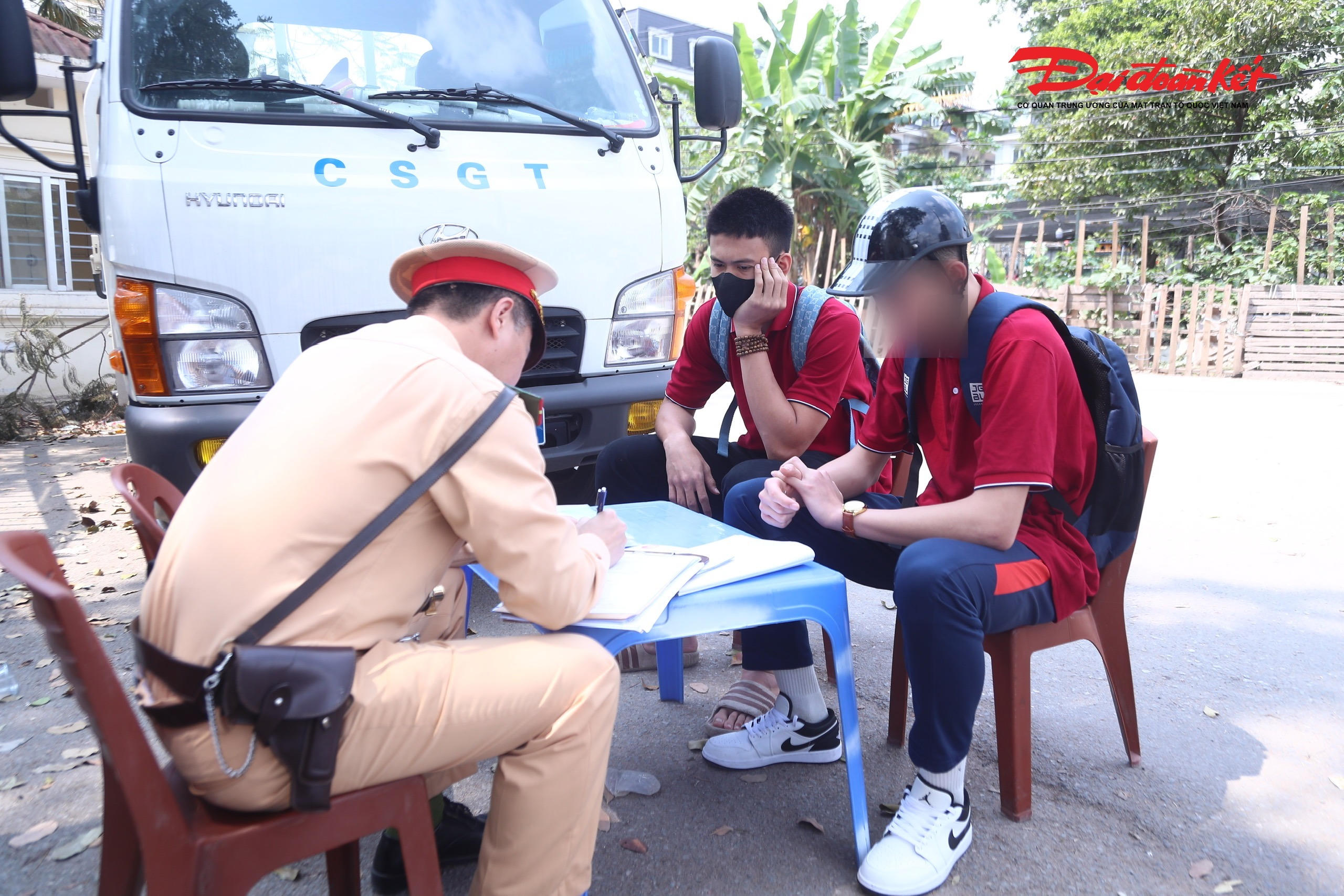 Trong chiều nay, đa số học sinh vi phạm chủ yếu là lỗi không đội mũ bảo hiểm.