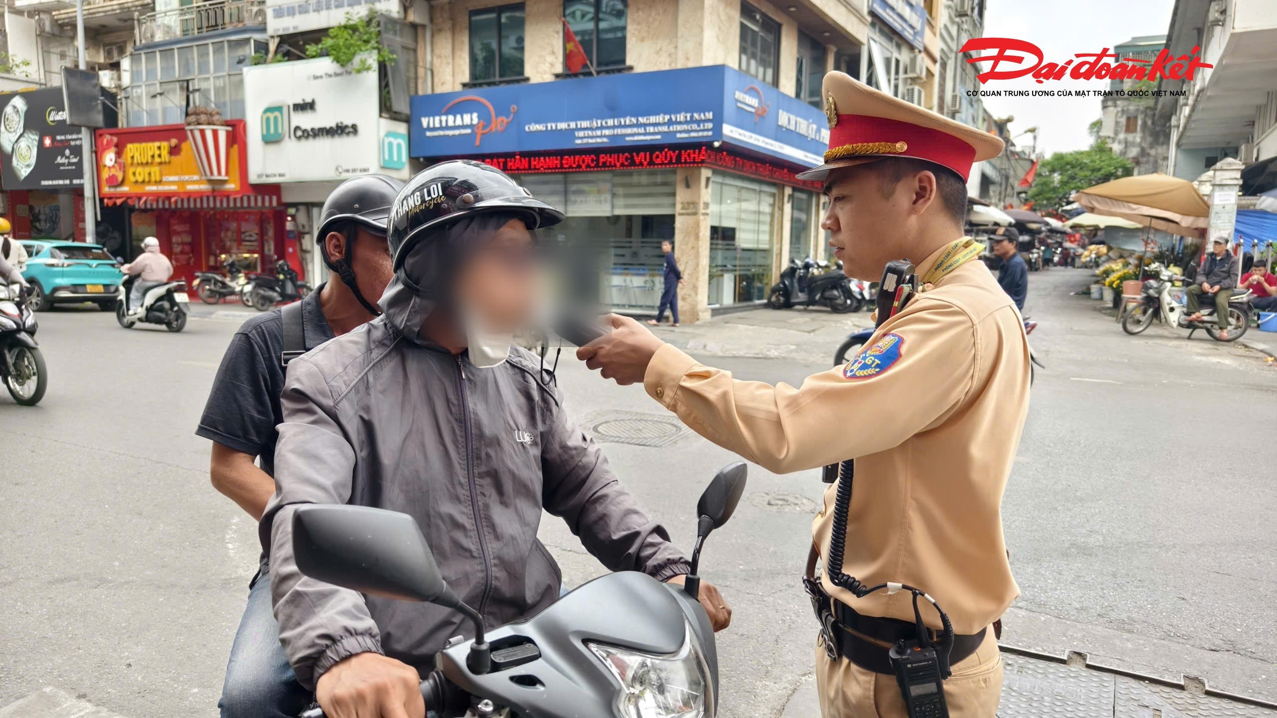 Chiều 18/3, ngay sau giờ nghỉ trưa, tổ công tác của Đội CSGT đường bộ số 4 (Phòng CSGT Công an TP Hà Nội) triển khai kiểm soát nồng độ cồn trên các tuyến Bạch Mai - Thanh Nhàn - Tạ Quang Bửu. Đây là khung giờ ít được chú ý trước đây, song thực tế kiểm tra cho thấy số lượng vi phạm vẫn ở mức đáng lo ngại.