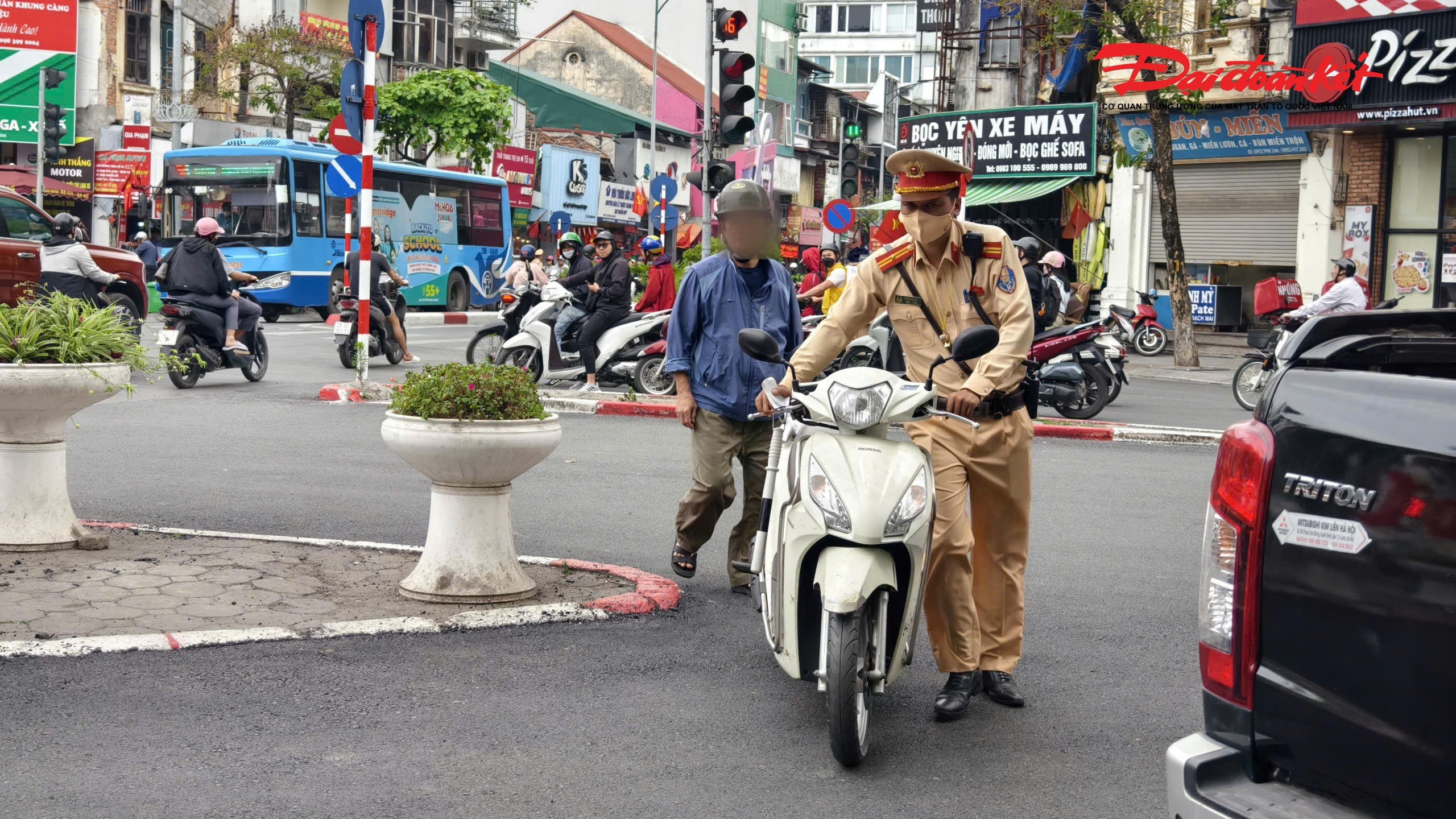 Trung tá Nguyễn Hồng Thanh, Tổ trưởng tổ công tác cho biết, thời gian qua, lực lượng CSGT duy trì kiểm tra nồng độ cồn ở nhiều khung giờ khác nhau. Tuy nhiên, vẫn có không ít trường hợp sau khi sử dụng rượu bia cố tình điều khiển phương tiện tham gia giao thông.