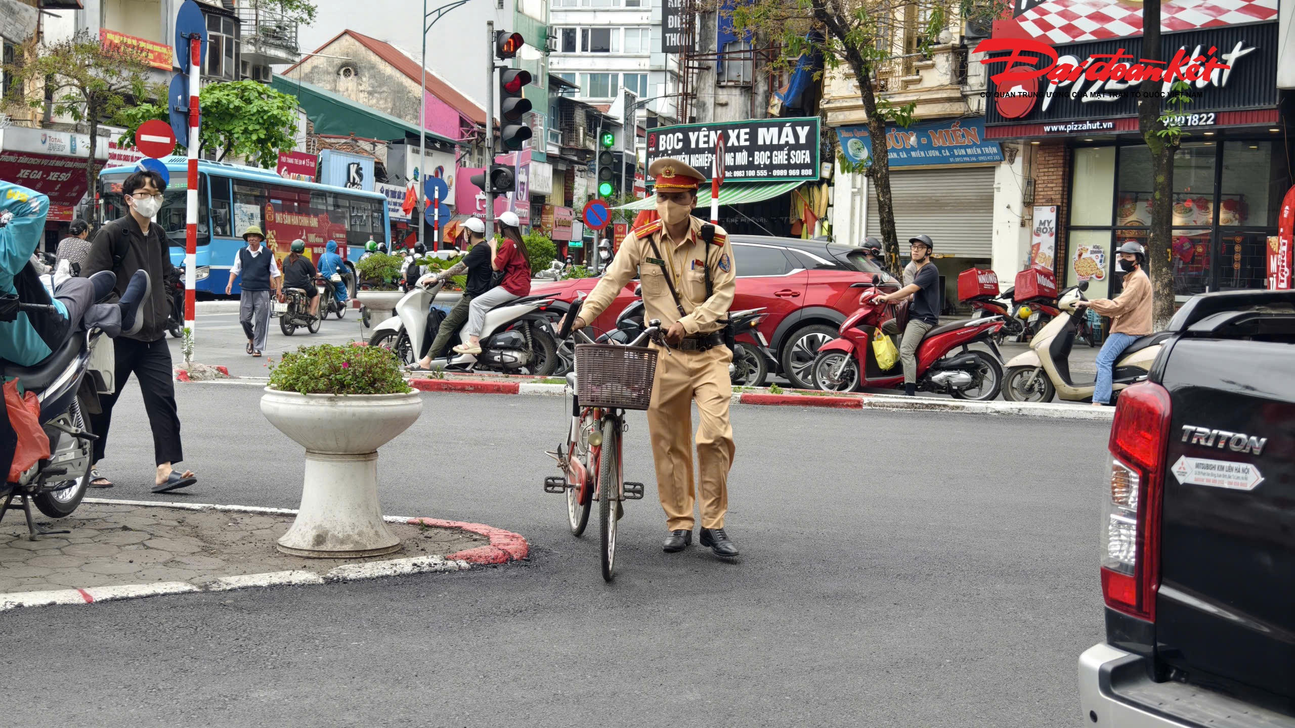 Theo ghi nhận của PV Báo Đại đoàn kết trong quá trình kiểm tra, lực lượng chức năng phát hiện nhiều trường hợp điều khiển xe đạp, xe đạp điện vi phạm nồng độ cồn. Đây là nhóm phương tiện thường bị người dân chủ quan, cho rằng không nguy hiểm nên vẫn sử dụng sau khi uống rượu bia.
