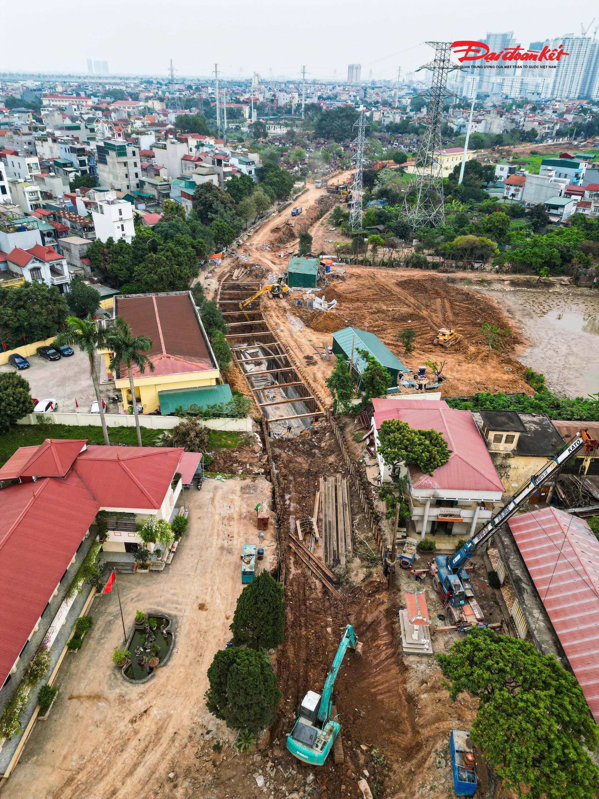 Mục tiêu của dự án là hoàn thành các hạng mục then chốt trước ngày 30/4/2026. Trong đó, trọng tâm là lắp đặt trạm bơm phục vụ tiêu thoát và bổ cập nước với lưu lượng 5 m3/s, cùng hệ thống cống hộp kích thước 3x3 m chạy dọc phố Hoàng Minh Thảo, góp phần nâng cao hiệu quả thoát nước cho toàn khu vực.