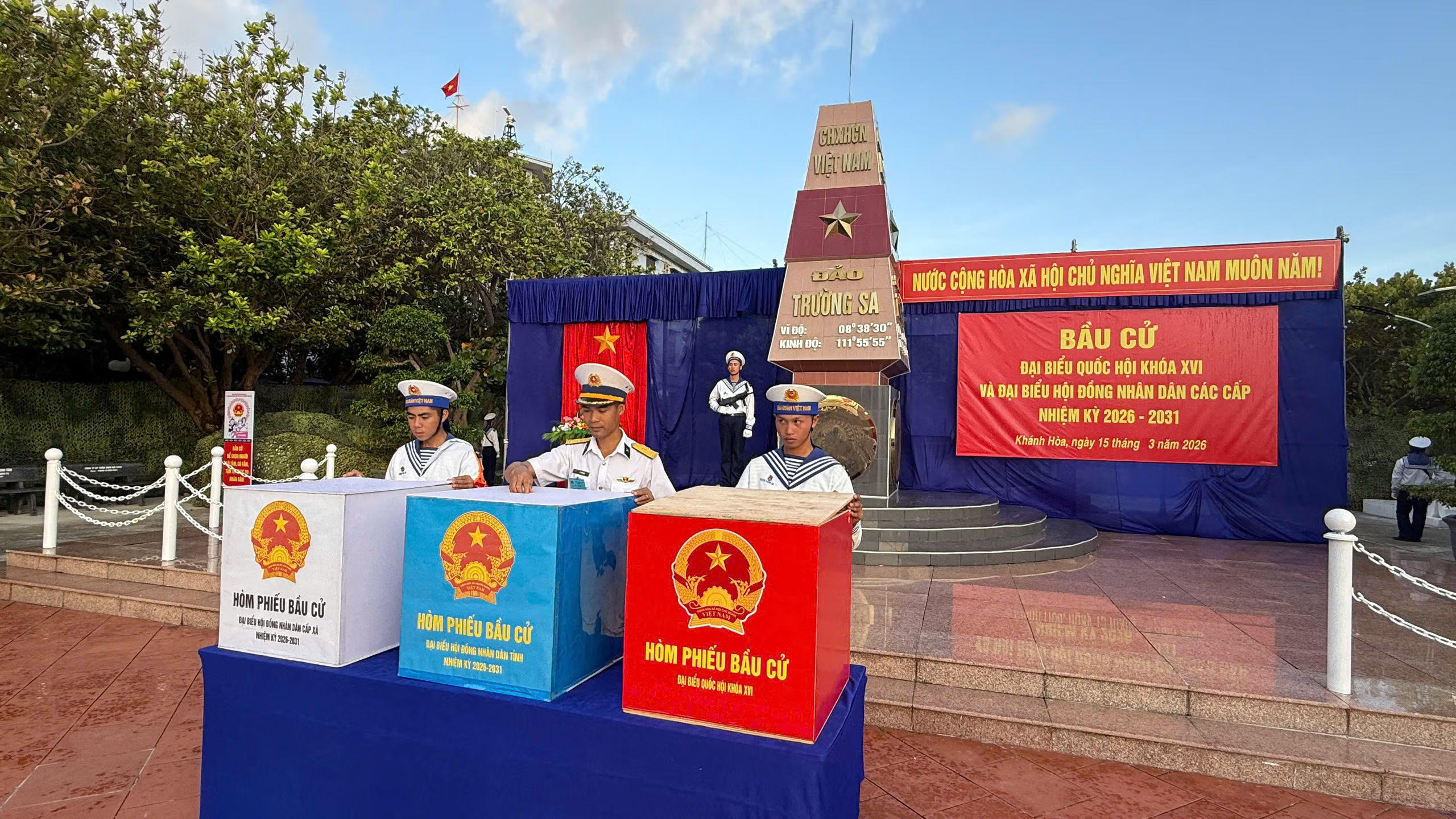 Cử tri bầu cử tại khu vực bỏ phiếu của Đặc khu Trường Sa, tỉnh Khánh Hoà.