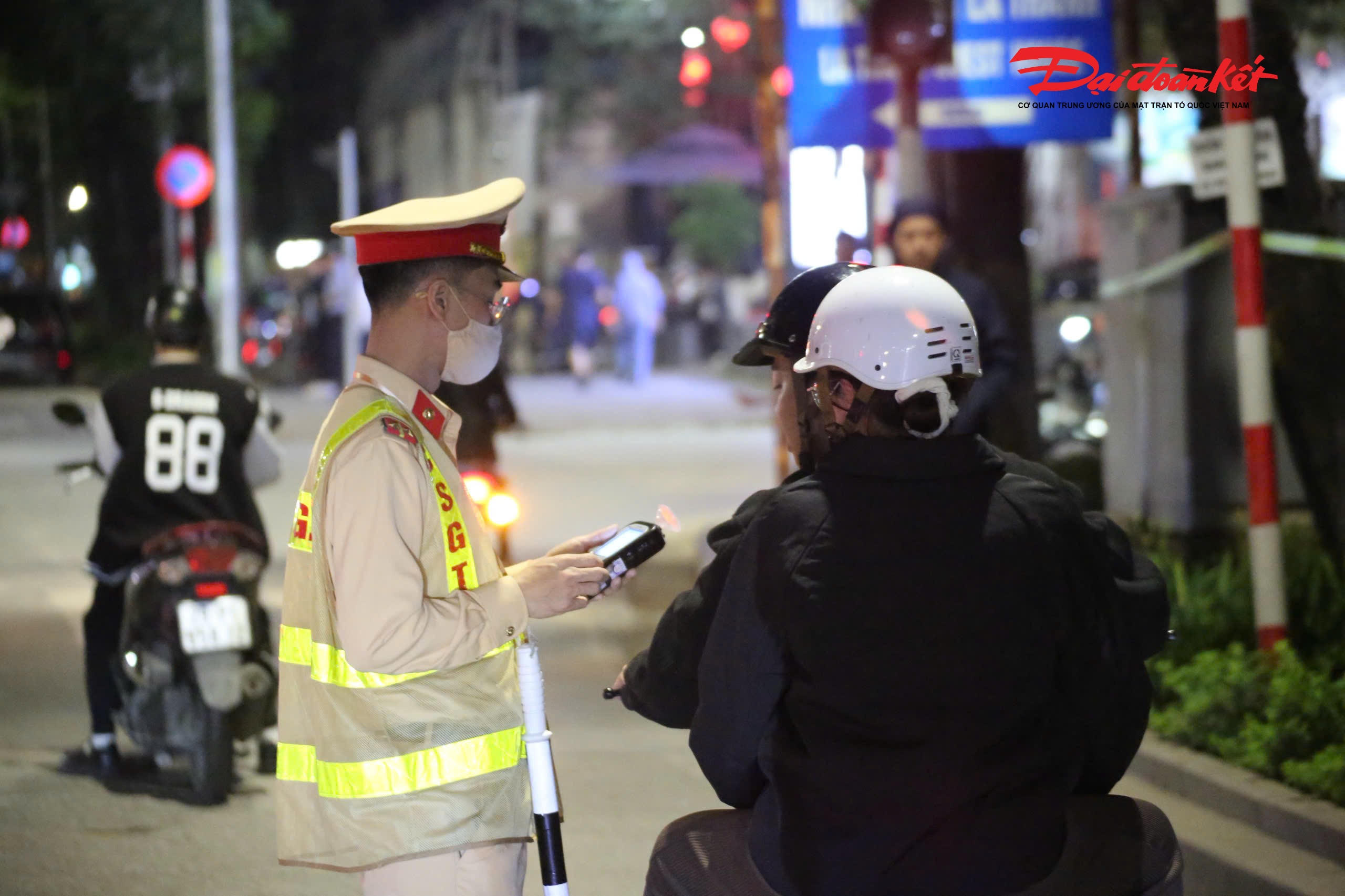 Phòng CSGT Hà Nội khuyến cáo người dân tuyệt đối không điều khiển phương tiện sau khi đã sử dụng rượu bia. Trong trường hợp đã uống rượu bia, cần lựa chọn các phương tiện di chuyển an toàn như taxi, xe công nghệ hoặc nhờ người thân đưa về. Việc điều khiển bất kỳ phương tiện nào, kể cả xe đạp hay xe đạp điện, khi có nồng độ cồn đều tiềm ẩn nguy cơ mất an toàn giao thông và sẽ bị xử lý nghiêm theo quy định.