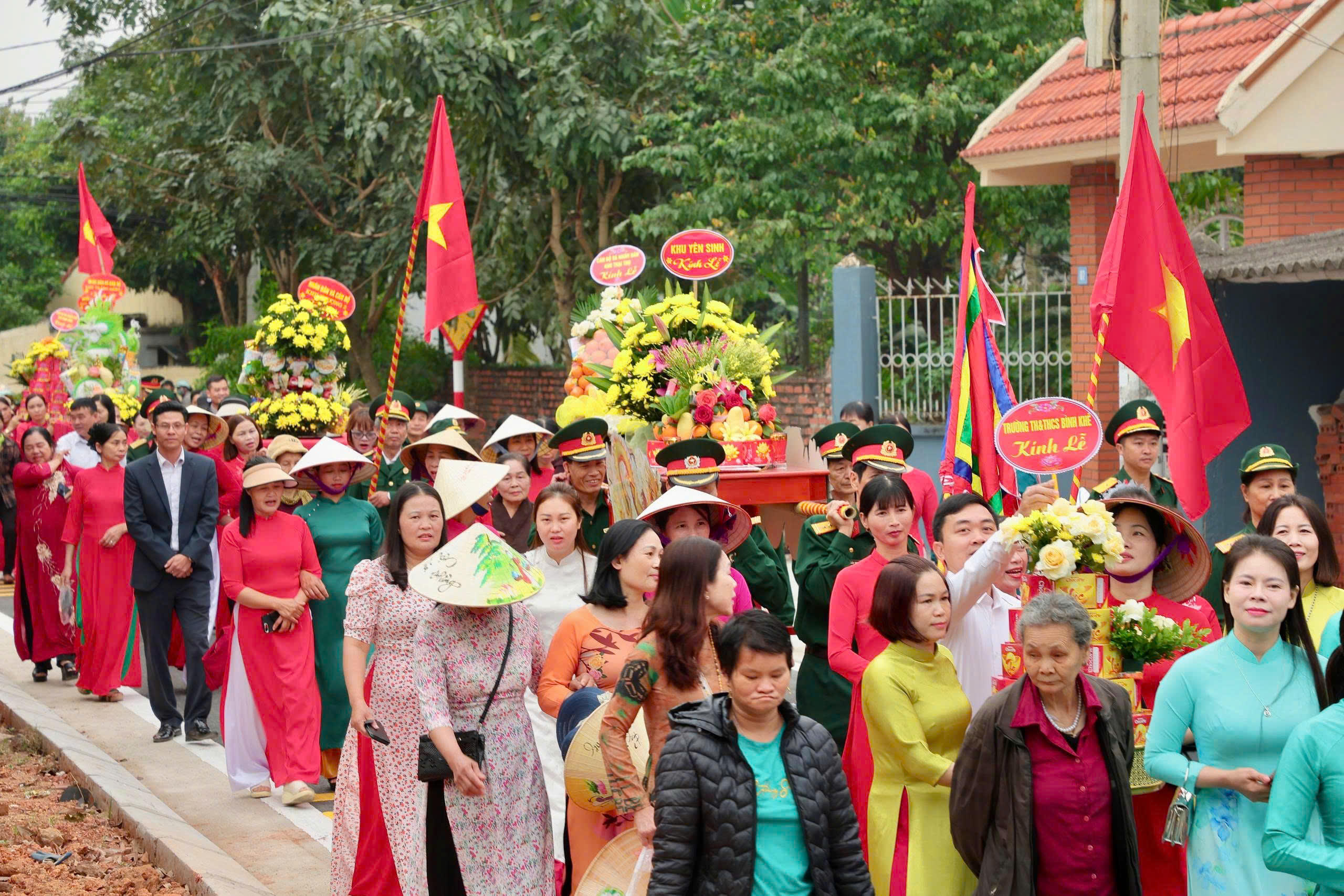 Năm nay, lần đầu tiên 24 khu phố sau hợp nhất phường Bình Khê tham gia rước lễ chùa Quỳnh Lâm.