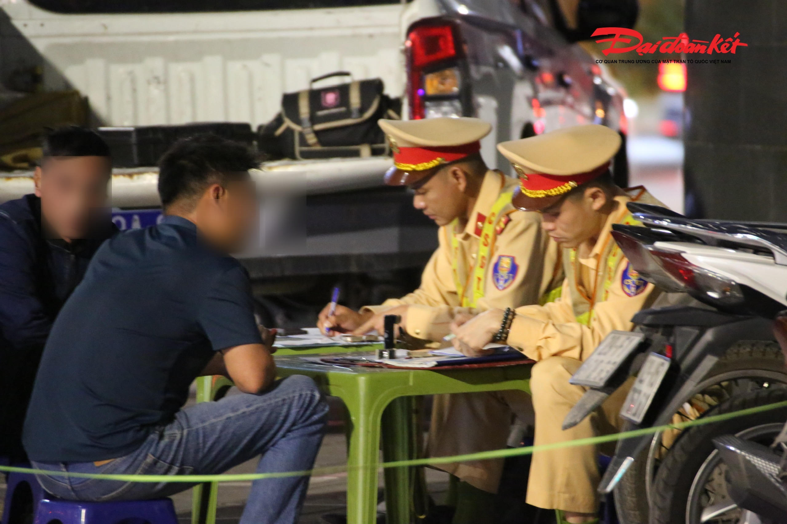 Làm việc với lực lượng chức năng, người vi phạm thừa nhận đã uống rượu bia trước đó. Ban đầu, người này có ý định đi bộ về nhà, tuy nhiên do quãng đường xa nên đã thuê xe đạp điện công cộng để di chuyển. Dù vậy, hành vi này vẫn bị xác định là vi phạm quy định về nồng độ cồn khi tham gia giao thông.