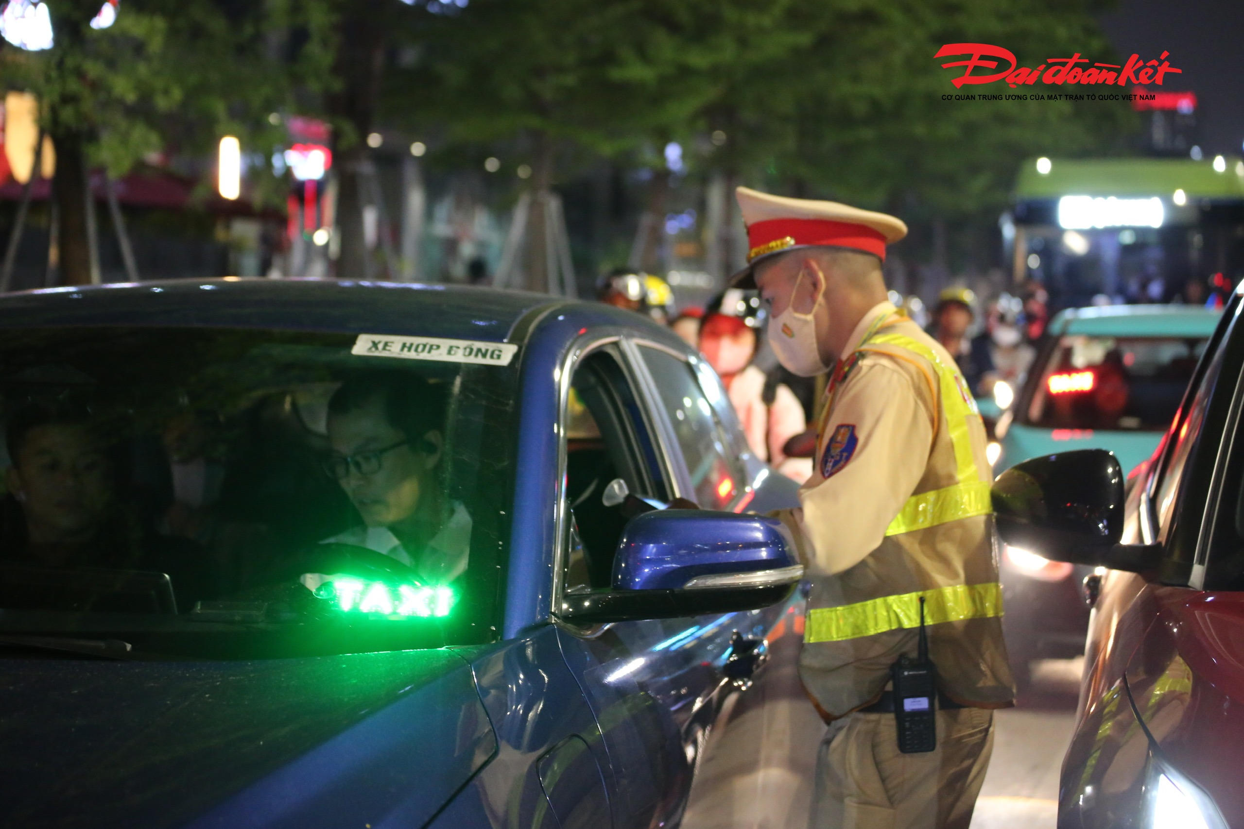 Theo ghi nhận của PV Báo Đại đoàn kết, tối 20/3/2026, các Đội CSGT đường bộ (Phòng CSGT, Công an TP Hà Nội) đã phối hợp với công an cấp xã triển khai kiểm tra nồng độ cồn trên toàn địa bàn. Qua kiểm soát, nhiều trường hợp vi phạm đã bị phát hiện, kịp thời ngăn chặn nguy cơ tai nạn giao thông.