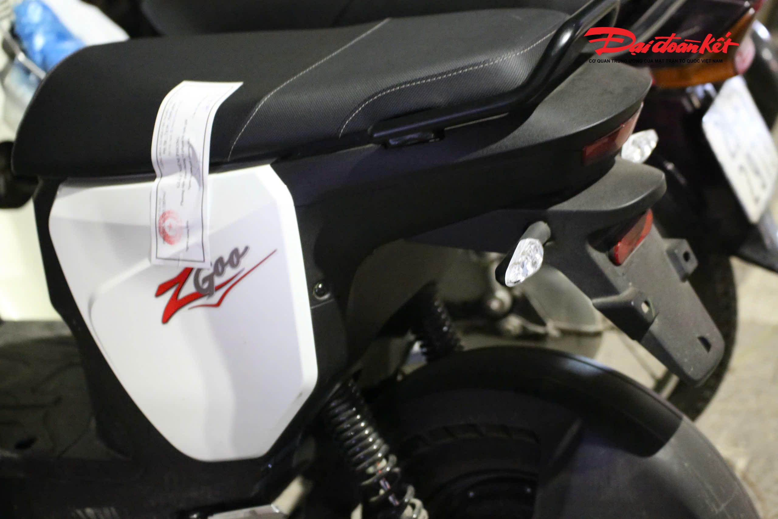 Người phụ nữ điều khiển xe máy điện vi phạm nồng độ cồn ở mức 0,054 mg/lít khí thở bị CSGT lập biên bản và niêm phong phương tiện theo quy định.